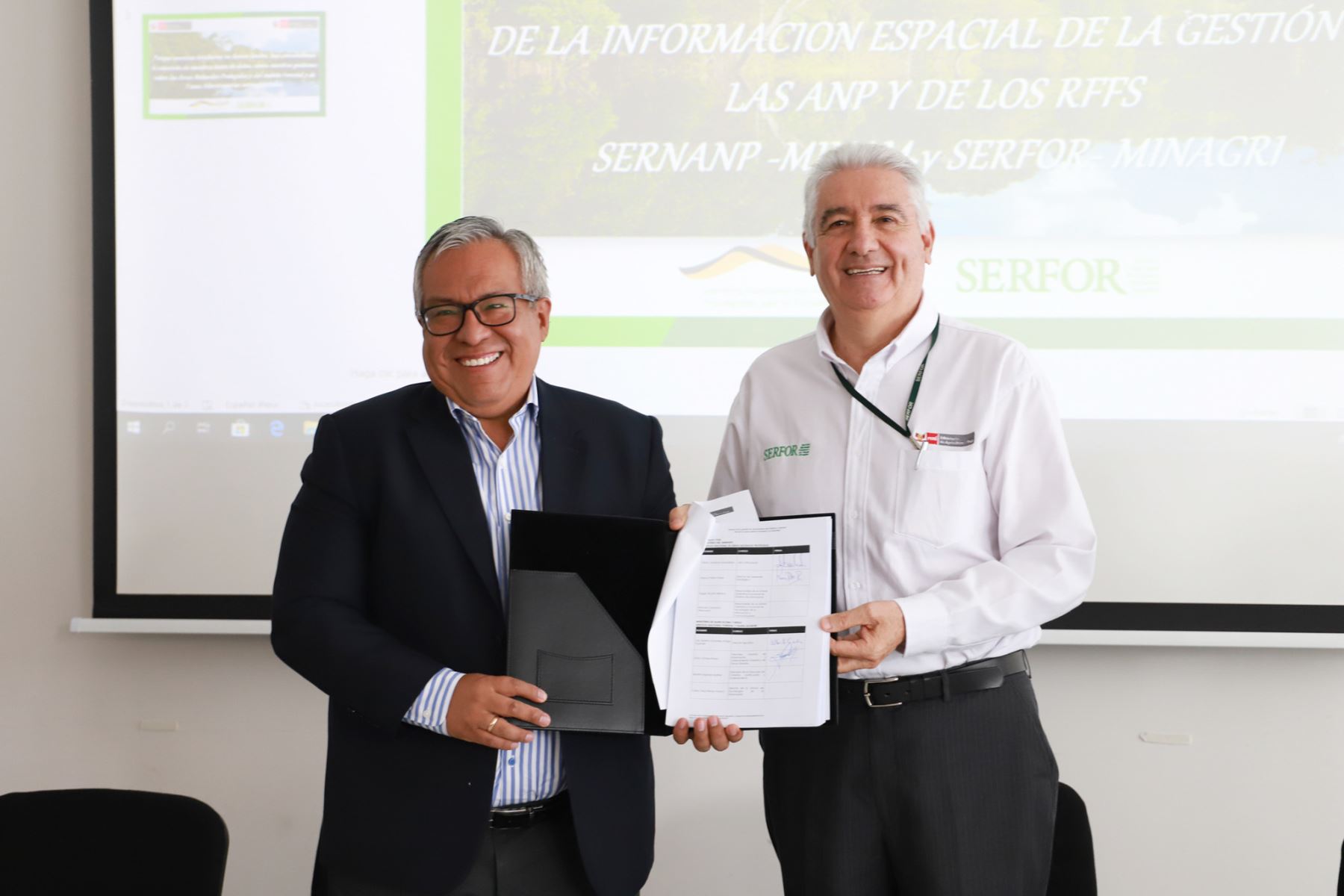 El jefe de Sernanp, Pedro Gamboa, y el director ejecutivo de Serfor, Alberto Gonzales-Zúñiga, suscribieron un acuerdo de cooperación.