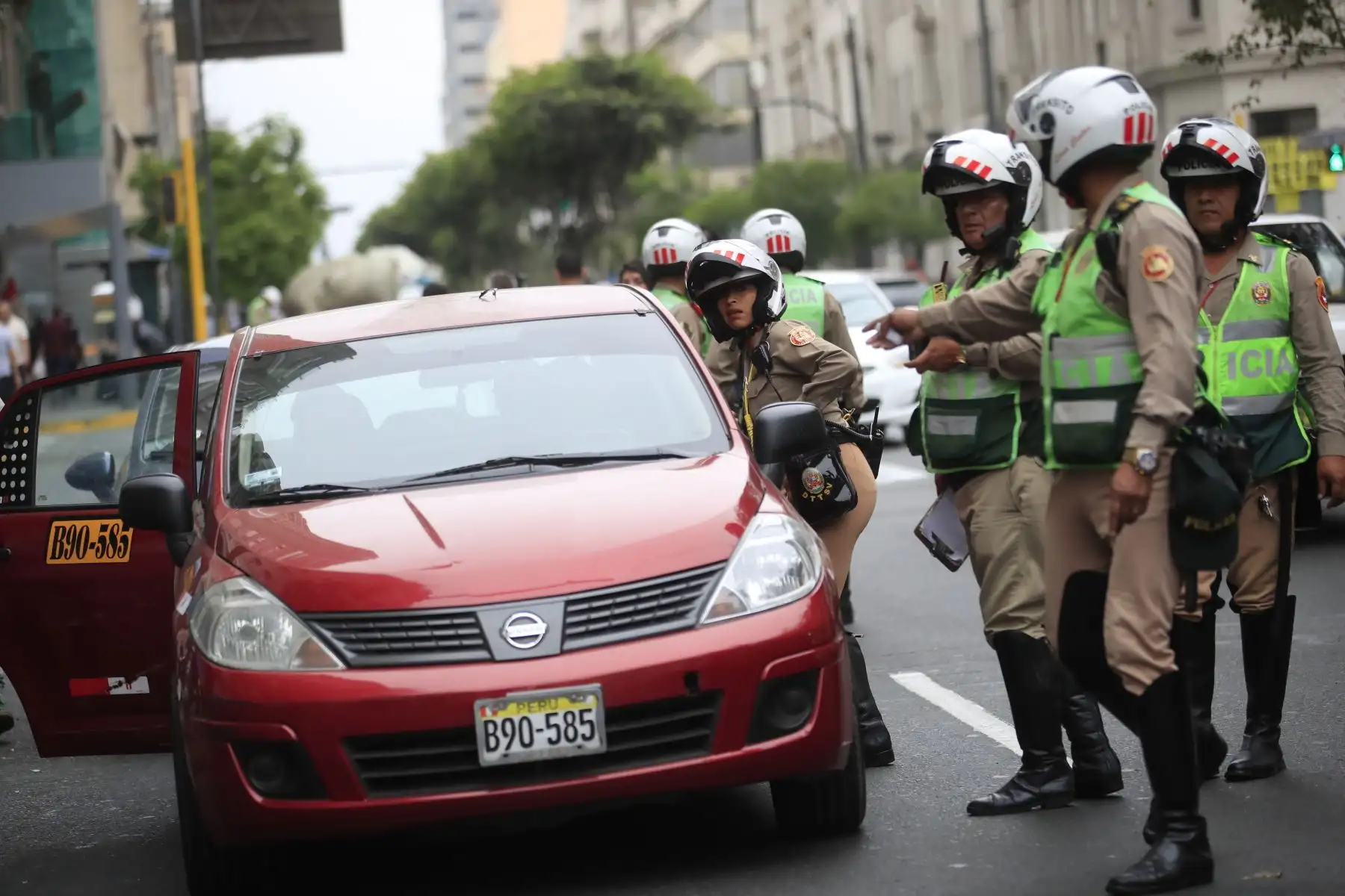 Operativo de SUTRAN y la Policía de Tránsito intervino colectiveros informales en la avenida Nicolás de Piérola.

Foto: ANDINA / Juan Carlos Guzmán Negrini