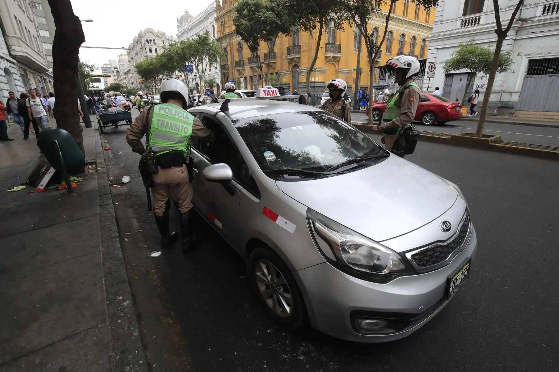 Operativo de SUTRAN y la Policía de Tránsito intervino colectiveros informales en la avenida Nicolás de Piérola.

Foto: ANDINA / Juan Carlos Guzmán Negrini