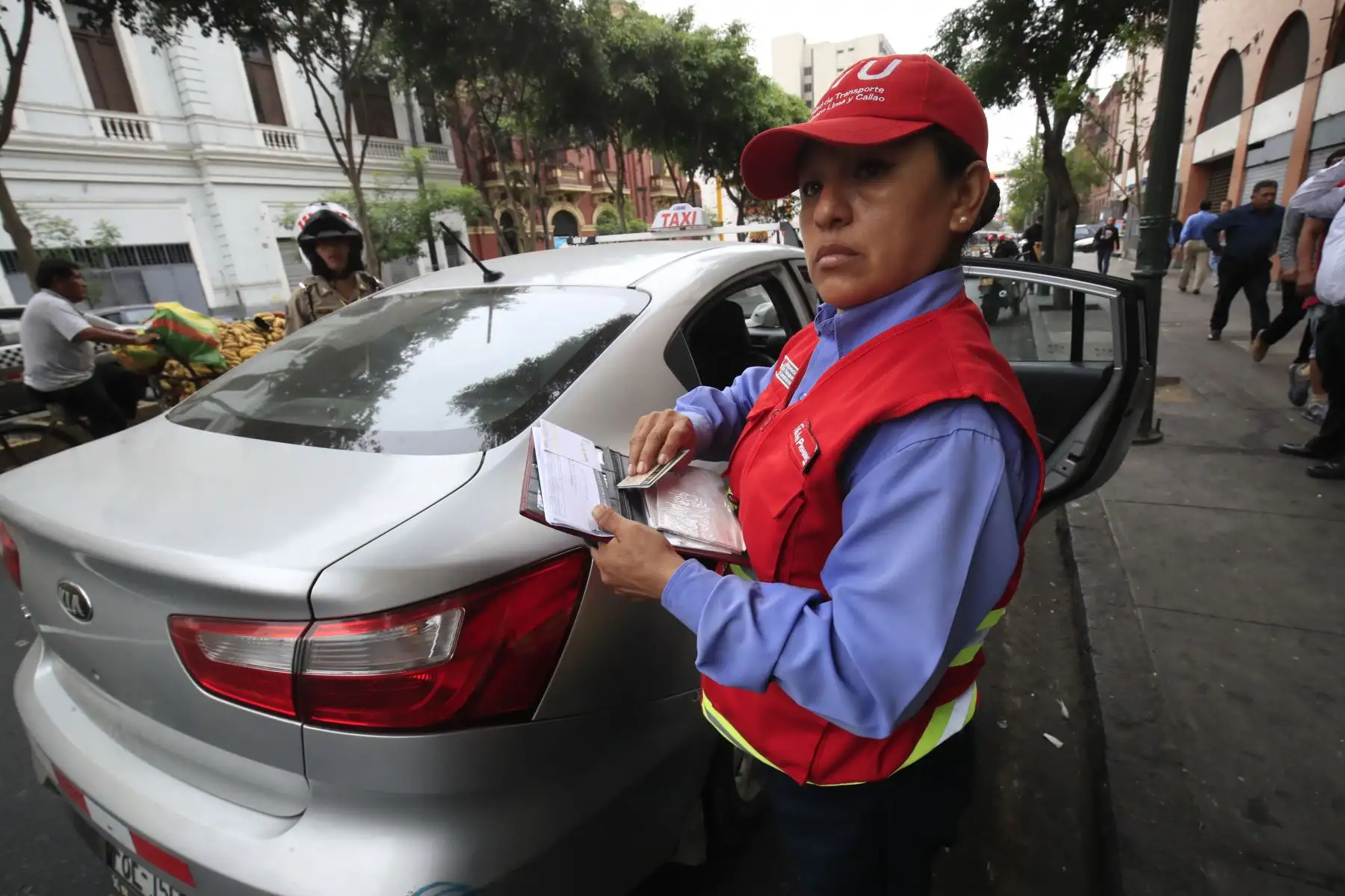 Operativo de SUTRAN y la Policía de Tránsito intervino colectiveros informales en la avenida Nicolás de Piérola.

Foto: ANDINA / Juan Carlos Guzmán Negrini