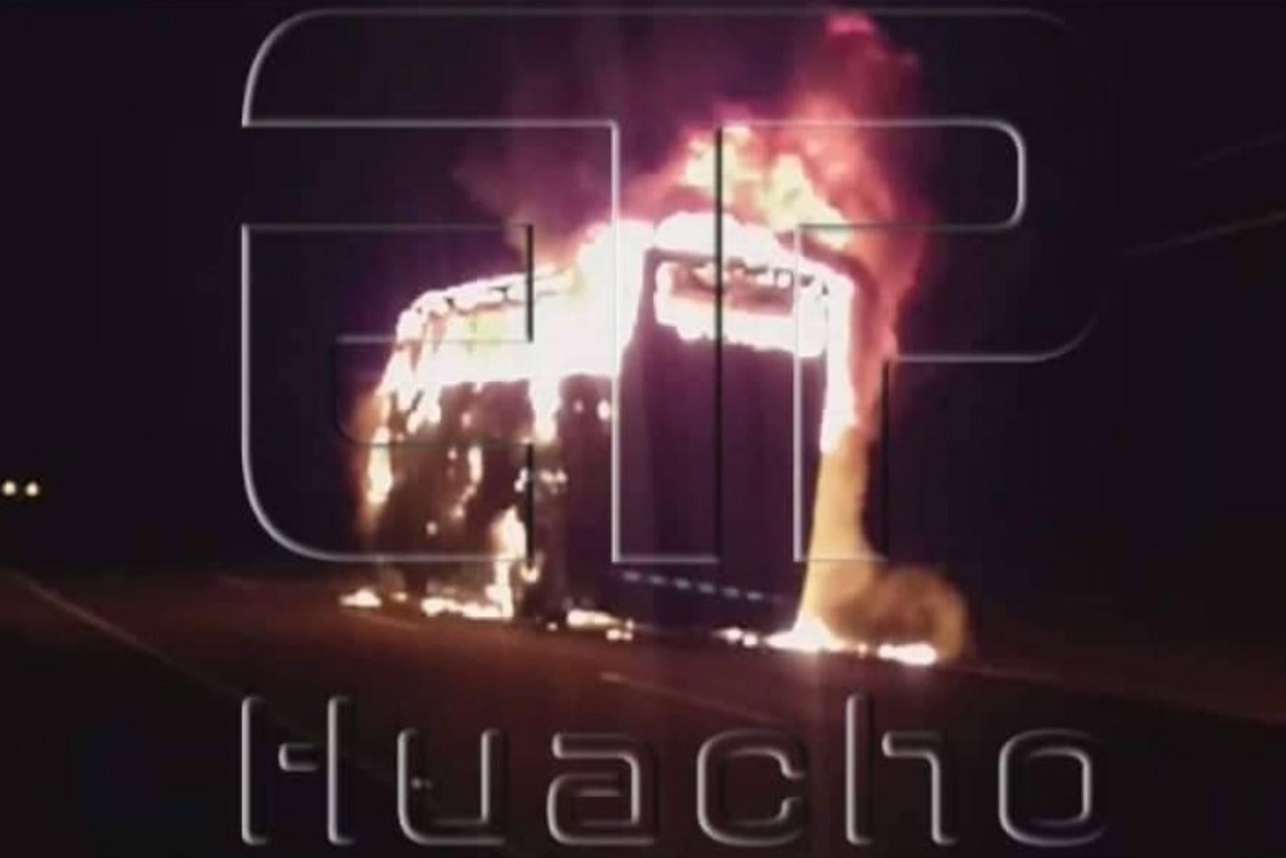 Ómnibus que cubría la ruta Huaraz – Lima se incendia en Panamericana Norte [video]