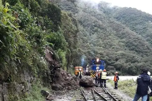 Deslizamiento bloquea la vía férrea a Machu Picchu, en Cusco.