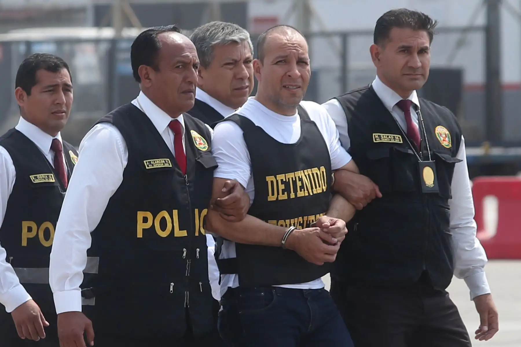 Ministro del Interior, Carlos Morán presencio llegada del abogado Adolfo Bazán, acusado de agresión sexual, luego de haber sido detenido en Tacna cuando pretendía salir por la frontera con destino a Bolivia.Foto:ANDINA/Eddy Ramos