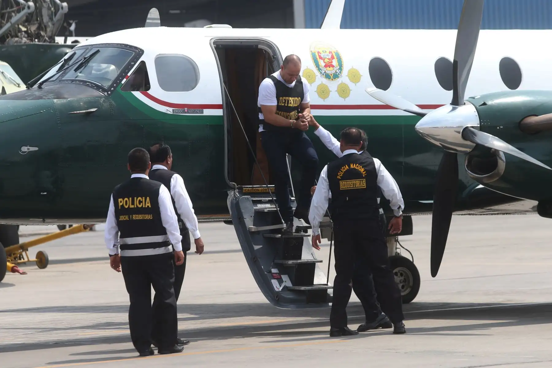 Llegada a Lima del abogado Adolfo Bazán, y trasladado por la Policía Nacional, luego que esta mañana fuera detenido cuando pretendía salir por la frontera con destino a Bolivia.Foto: ANDINA/ Eddy Ramos