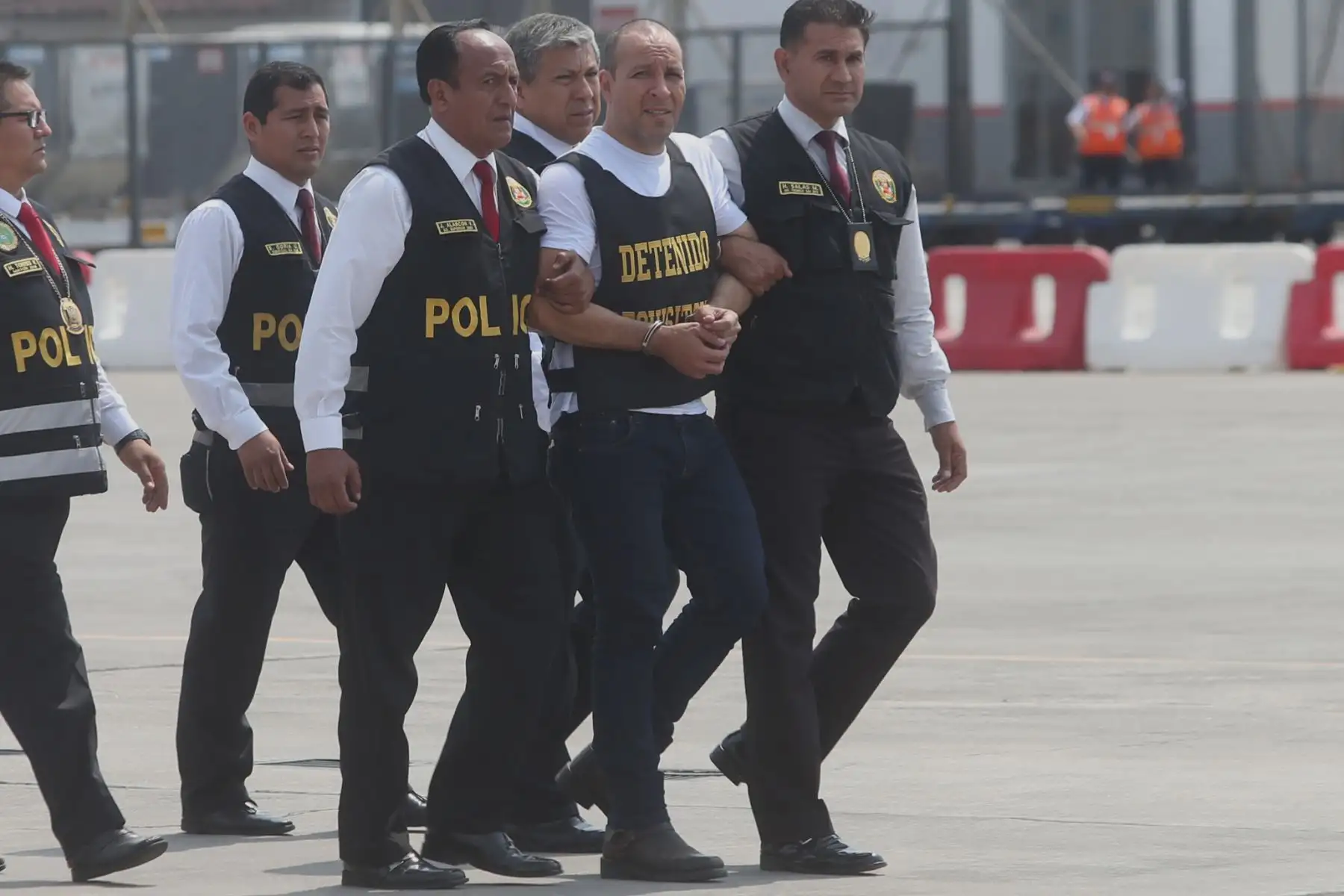 Llegada a Lima del abogado Adolfo Bazán, y trasladado por la Policía Nacional, luego que esta mañana fuera detenido cuando pretendía salir por la frontera con destino a Bolivia.Foto: ANDINA/ Eddy Ramos