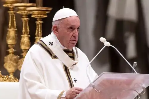 Papa Francisco oficia la misa del gallo en la basílica de San Pedro. Foto: AFP