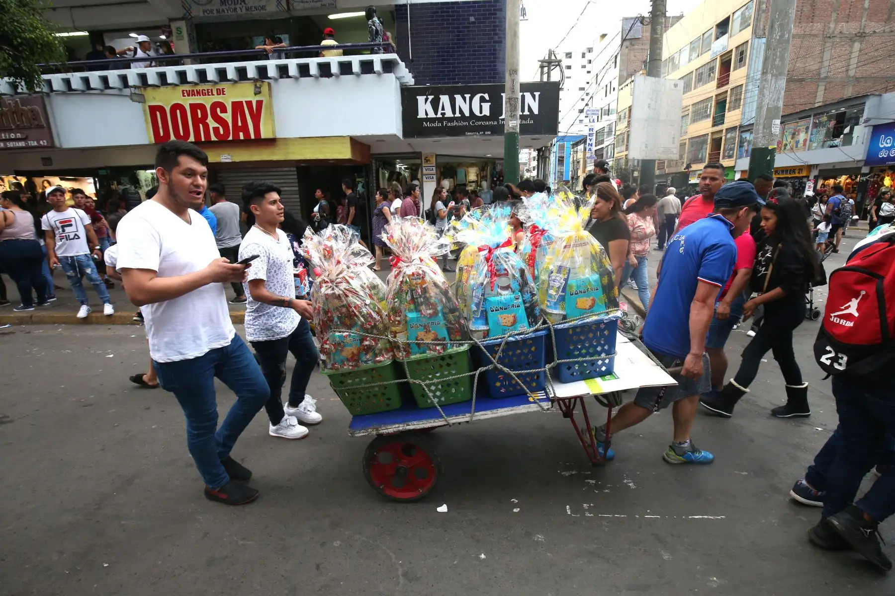 Limeños salen hacer compras al Centro Comercial Gamarra, previa a la Navidad. 
Foto: ANDINA/Eddy Ramos