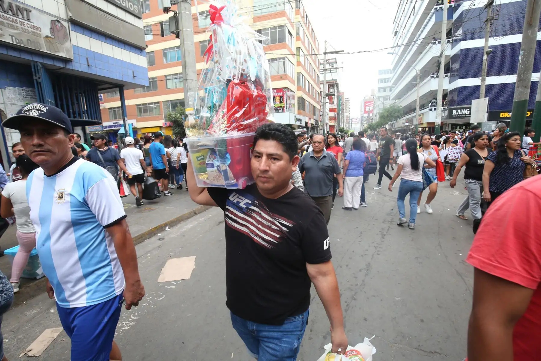 Limeños salen hacer compras al Centro Comercial Gamarra, previa a la Navidad. 
Foto: ANDINA/Eddy Ramos