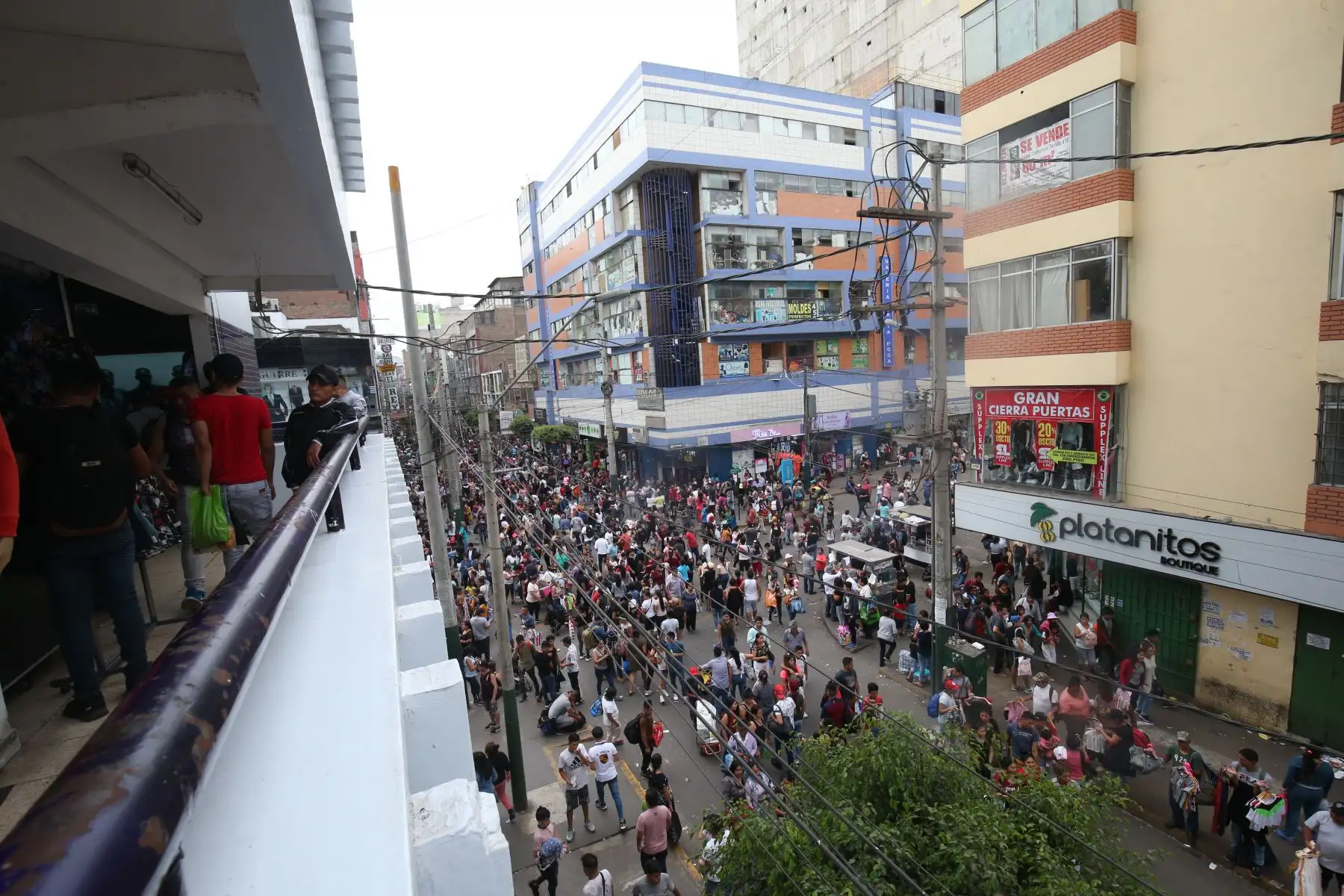 Limeños salen hacer compras al Centro Comercial Gamarra, previa a la Navidad. 
Foto: ANDINA/Eddy Ramos

Foto: ANDINA/Eddy Ramos