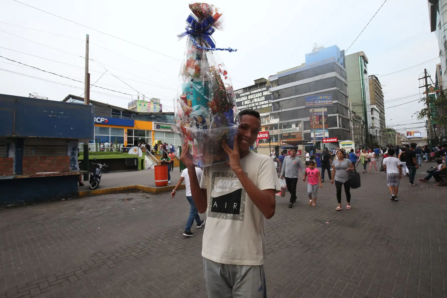 Limeños salen hacer compras al Centro Comercial Gamarra, previa a la Navidad. 
Foto: ANDINA/Eddy Ramos