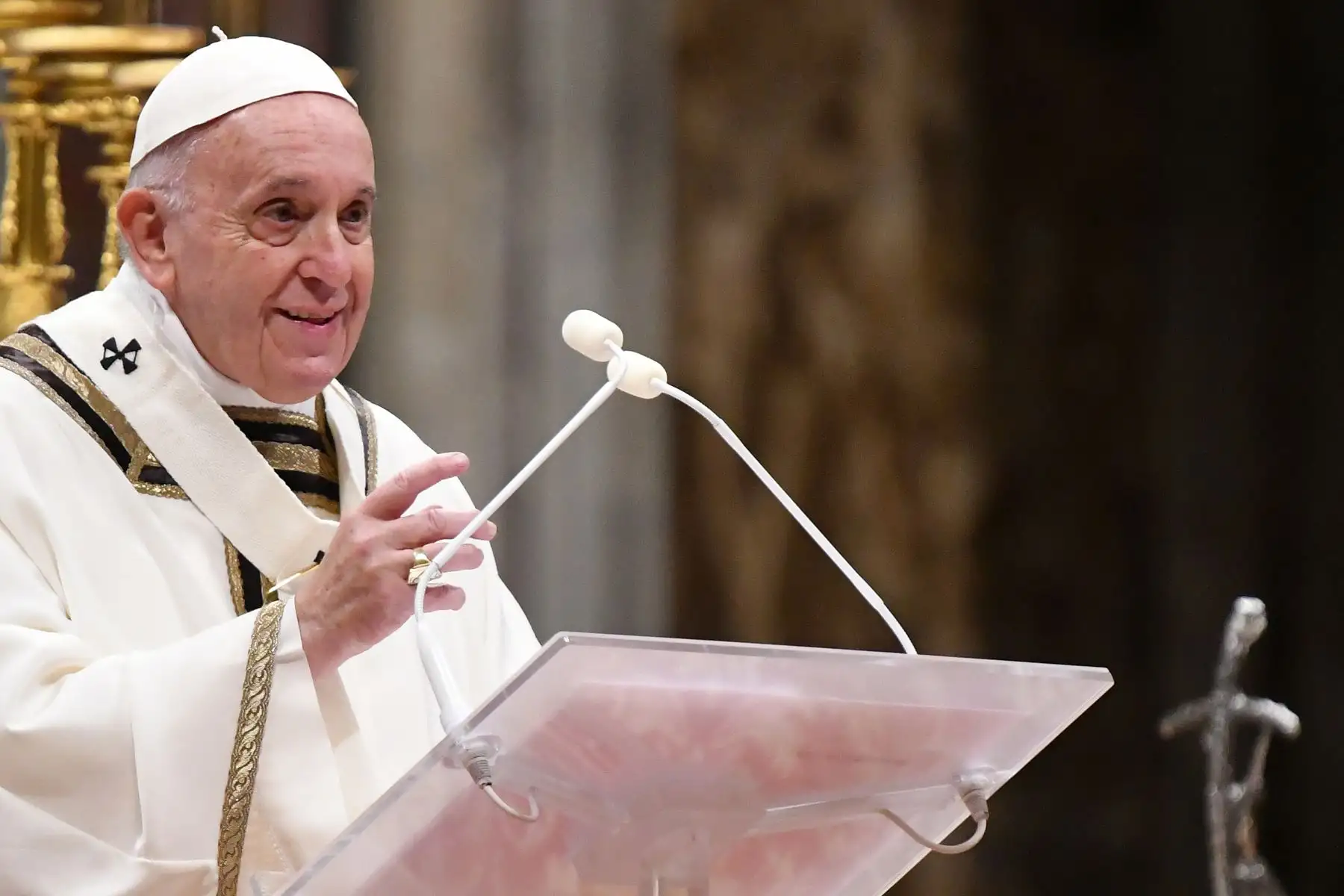 El Papa Francisco lleva una estatua del niño Jesús durante una misa en la víspera de Navidad que marca el nacimiento de Jesucristo  en la basílica de San Pedro en el Vaticano.
Foto: AFP
