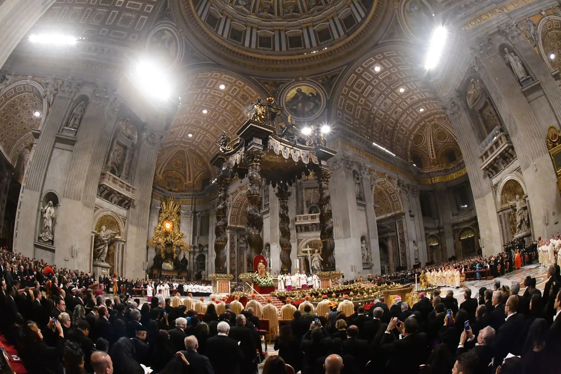 El Papa Francisco lleva una estatua del niño Jesús durante una misa en la víspera de Navidad que marca el nacimiento de Jesucristo  en la basílica de San Pedro en el Vaticano.
Foto: AFP