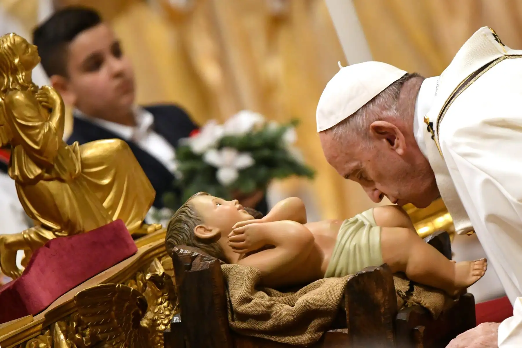 El Papa Francisco lleva una estatua del niño Jesús durante una misa en la víspera de Navidad que marca el nacimiento de Jesucristo  en la basílica de San Pedro en el Vaticano.
Foto: AFP