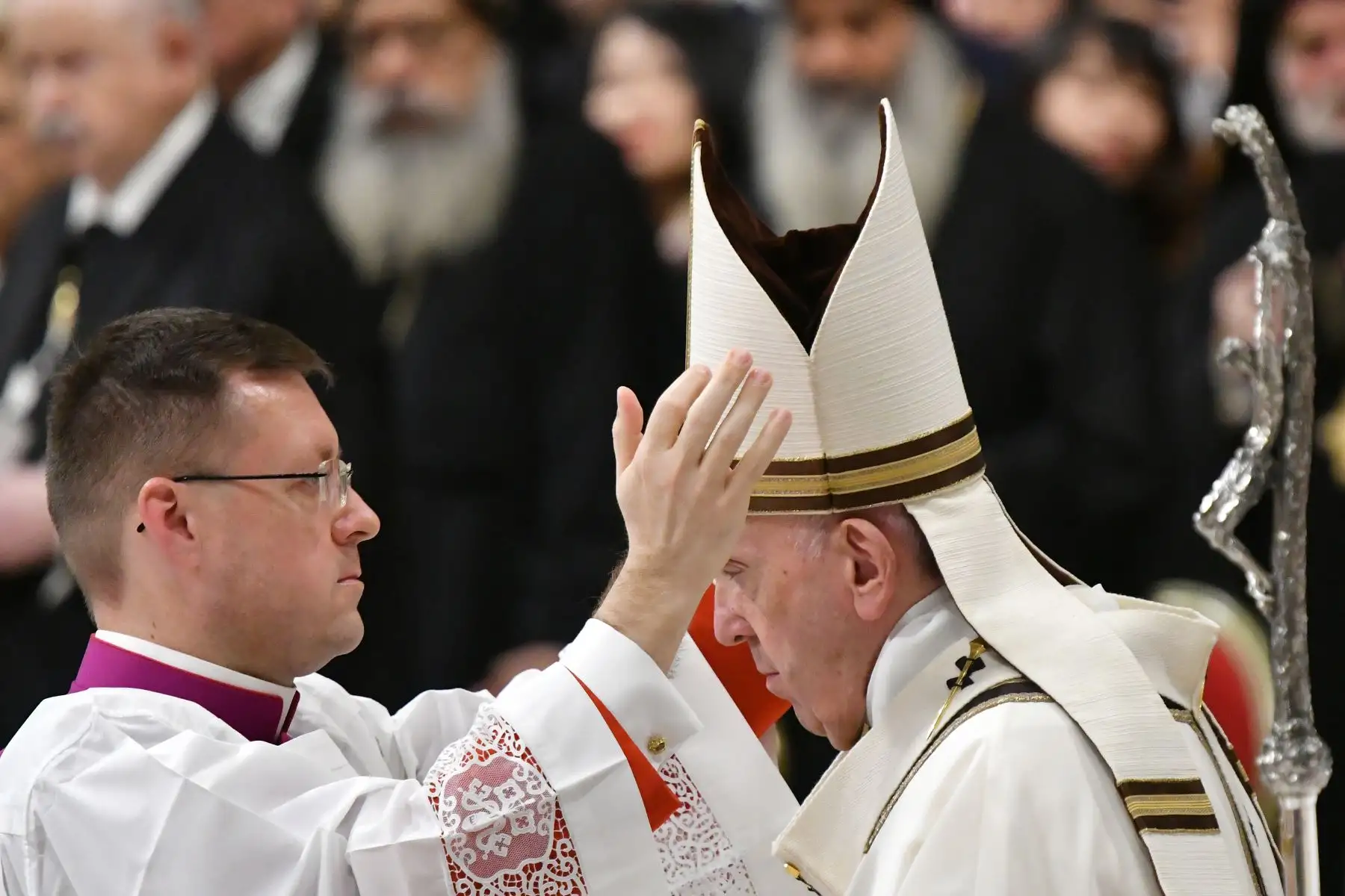 El Papa Francisco lleva una estatua del niño Jesús durante una misa en la víspera de Navidad que marca el nacimiento de Jesucristo  en la basílica de San Pedro en el Vaticano.
Foto: AFP