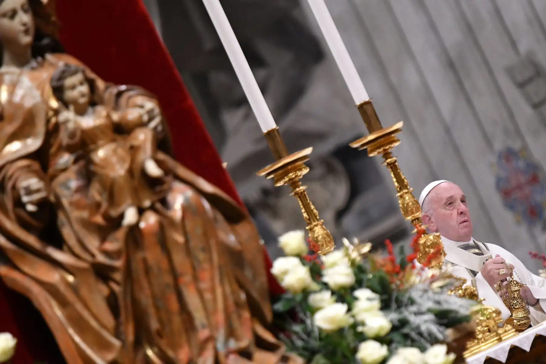 El Papa Francisco lleva una estatua del niño Jesús durante una misa en la víspera de Navidad que marca el nacimiento de Jesucristo  en la basílica de San Pedro en el Vaticano.
Foto: AFP