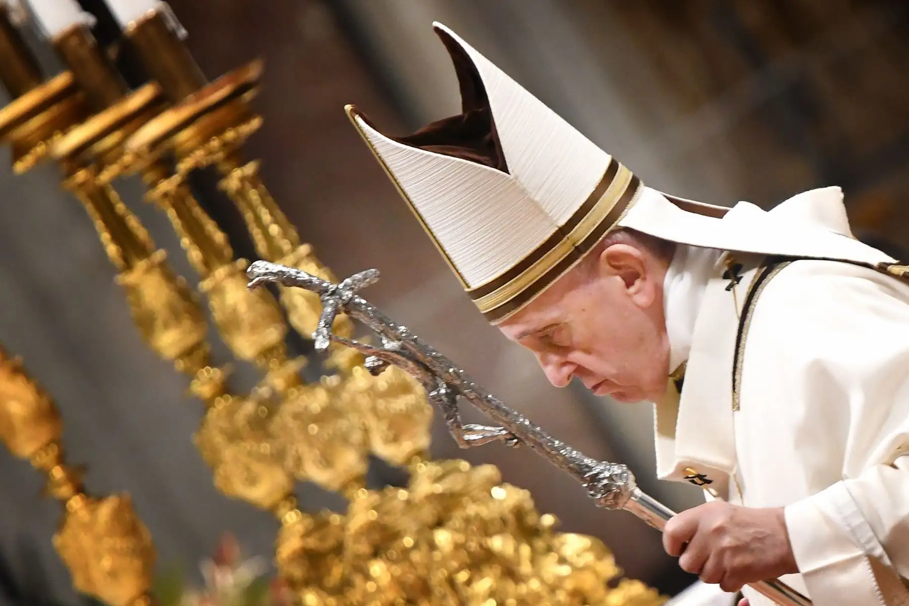 El Papa Francisco lleva una estatua del niño Jesús durante una misa en la víspera de Navidad que marca el nacimiento de Jesucristo  en la basílica de San Pedro en el Vaticano.
Foto: AFP