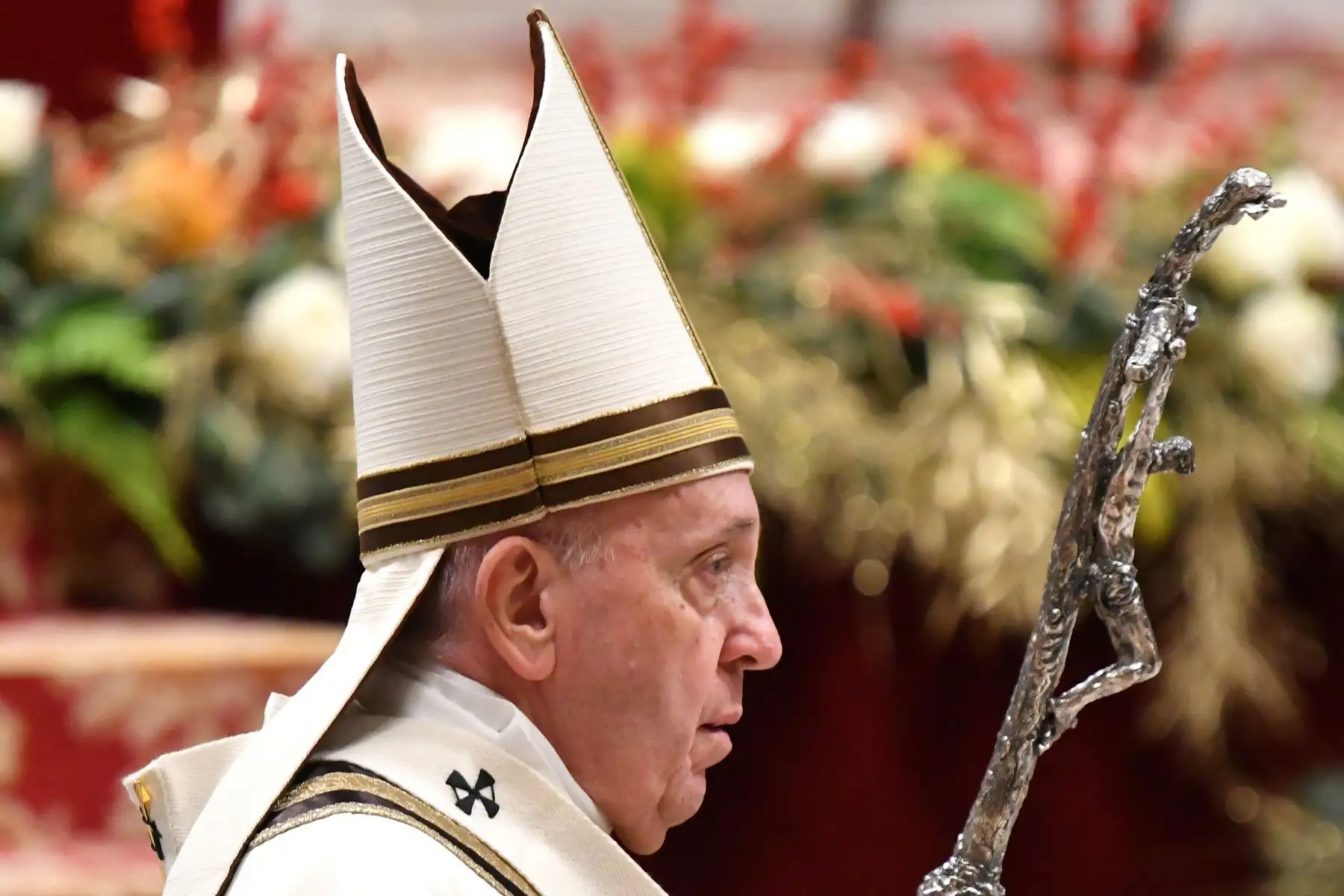 El Papa Francisco lleva una estatua del niño Jesús durante una misa en la víspera de Navidad que marca el nacimiento de Jesucristo  en la basílica de San Pedro en el Vaticano.
Foto: AFP
