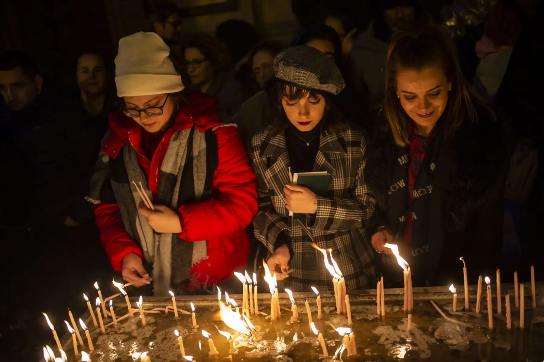 Los fieles encienden velas mientras asisten a la misa de Navidad en la iglesia de Saint Antuan en el distrito Beyoglu de Estambul.
Foto: AFP