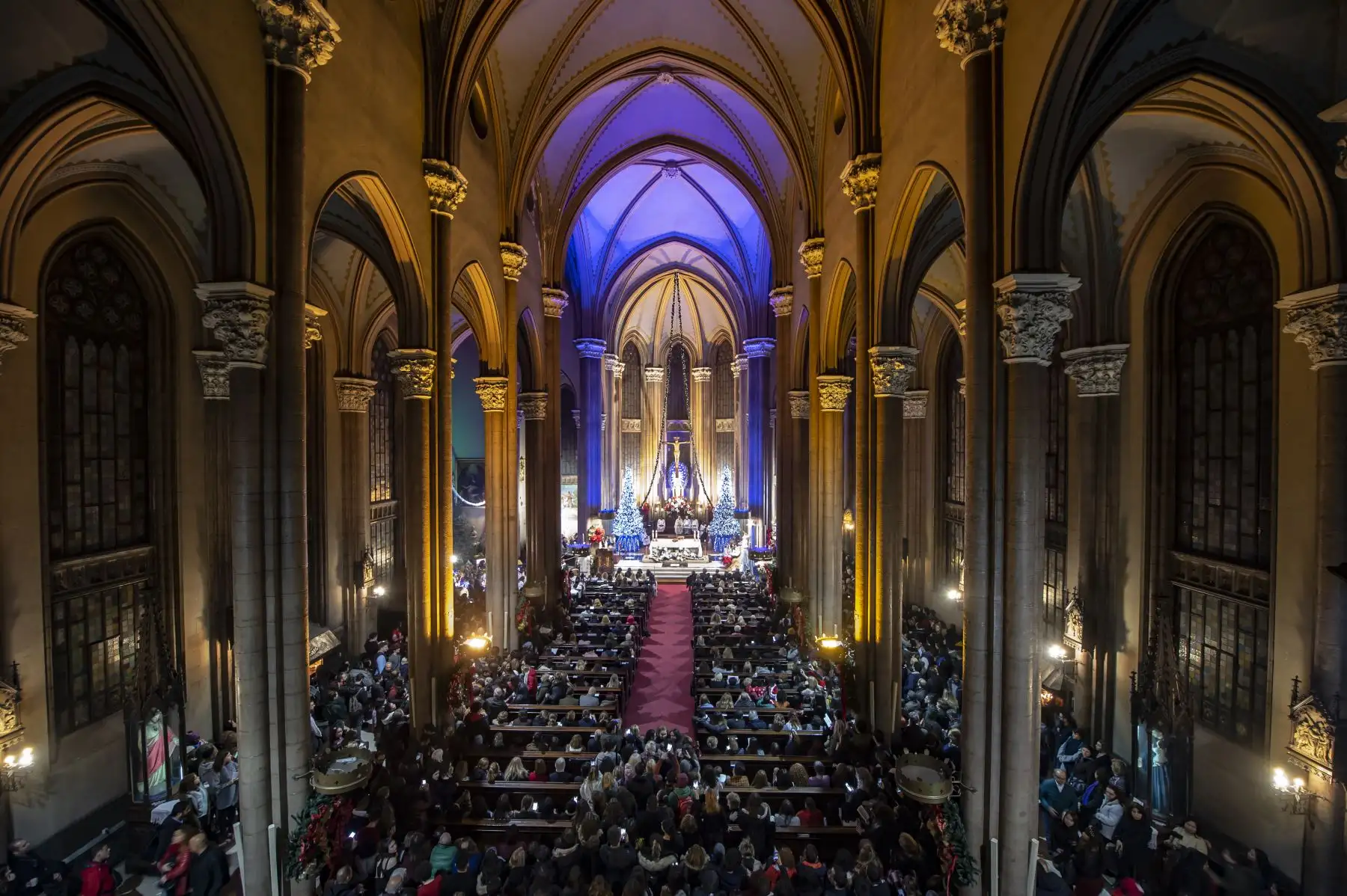 Las personas asisten a la misa de Navidad en la iglesia de Saint Antuan en Estambul, Turquía.
Foto: AFP