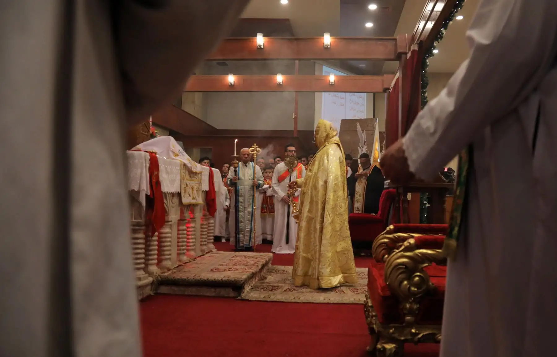 Un sacerdote dirige un servicio de Nochebuena en la Iglesia de Um al-Noor en Arbil, la ciudad homónima del norte de Iraq y capital de la región autónoma kurda.
Foto: AFP