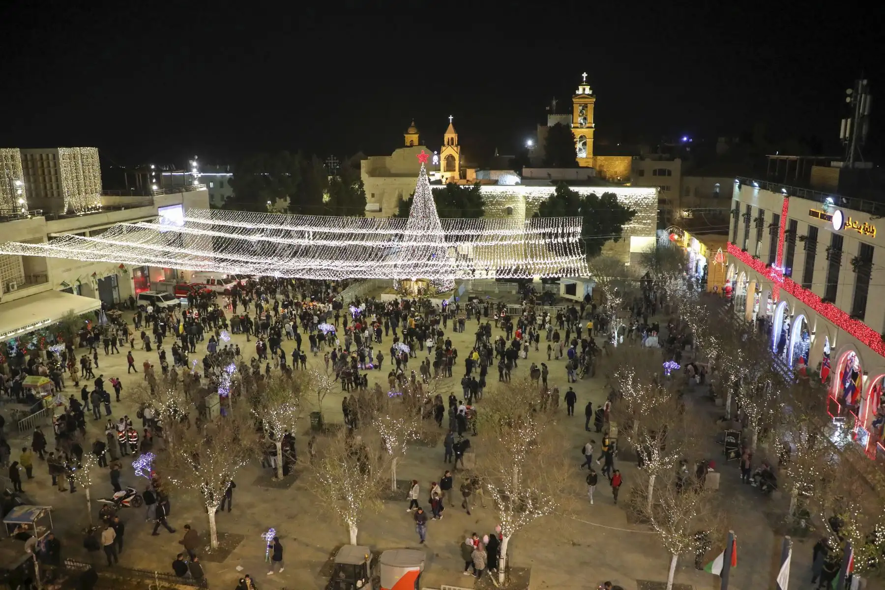 Turistas y peregrinos visitan la Plaza del Pesebre frente a la Iglesia de la Natividad en la bíblica ciudad de Belén, Cisjordania.
Foto:AFP