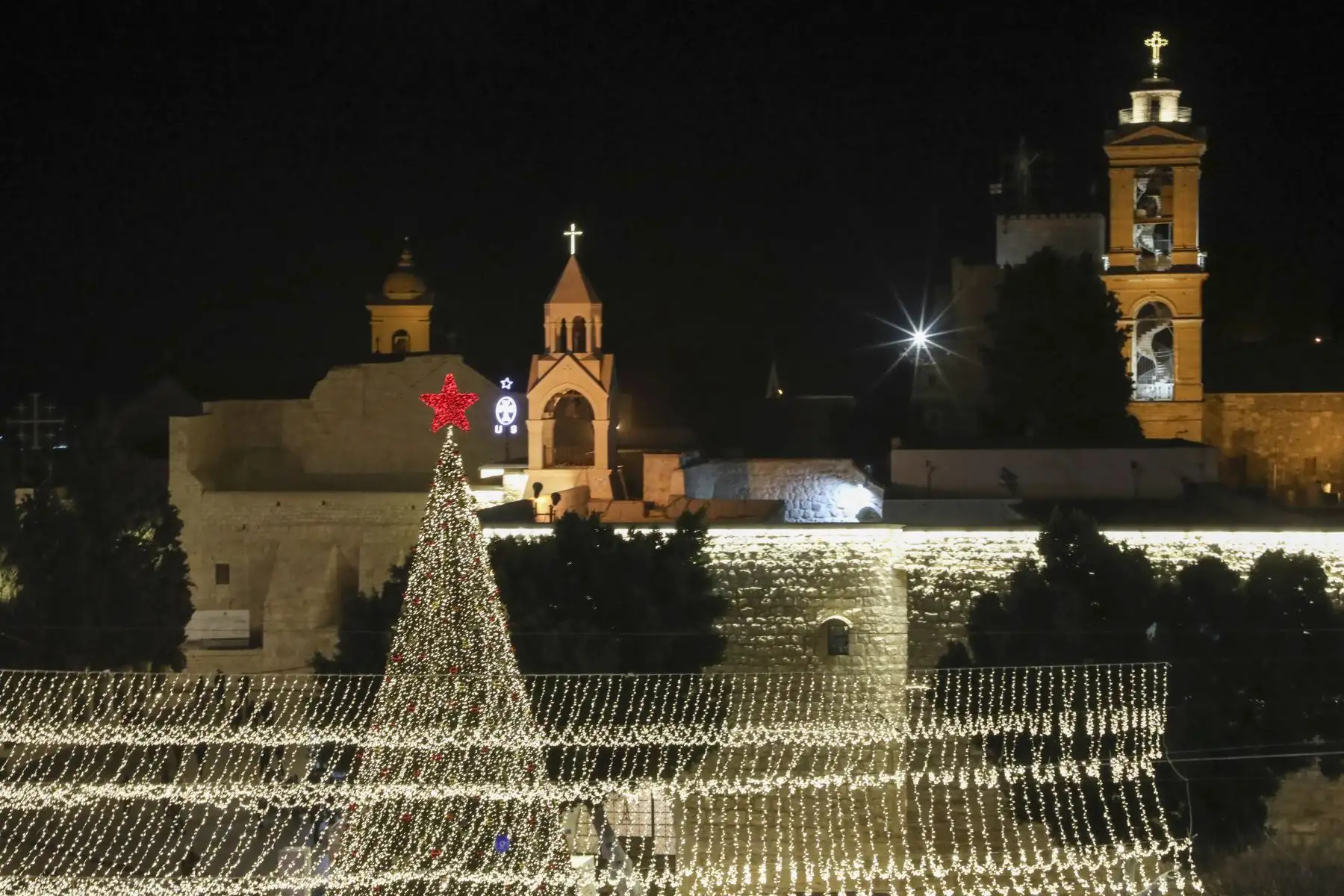Turistas y peregrinos visitan la Plaza del Pesebre frente a la Iglesia de la Natividad en la bíblica ciudad de Belén, Cisjordania.
Foto:AFP