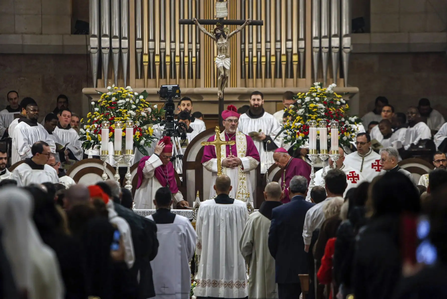 Pierbattista Pizzaballa, administrador apostólico del Patriarcado Latino de Jerusalén, dirige la misa de Nochebuena en la Iglesia de la Natividad en la ciudad bíblica de Belén, Cisjordania.
Foto: AFP