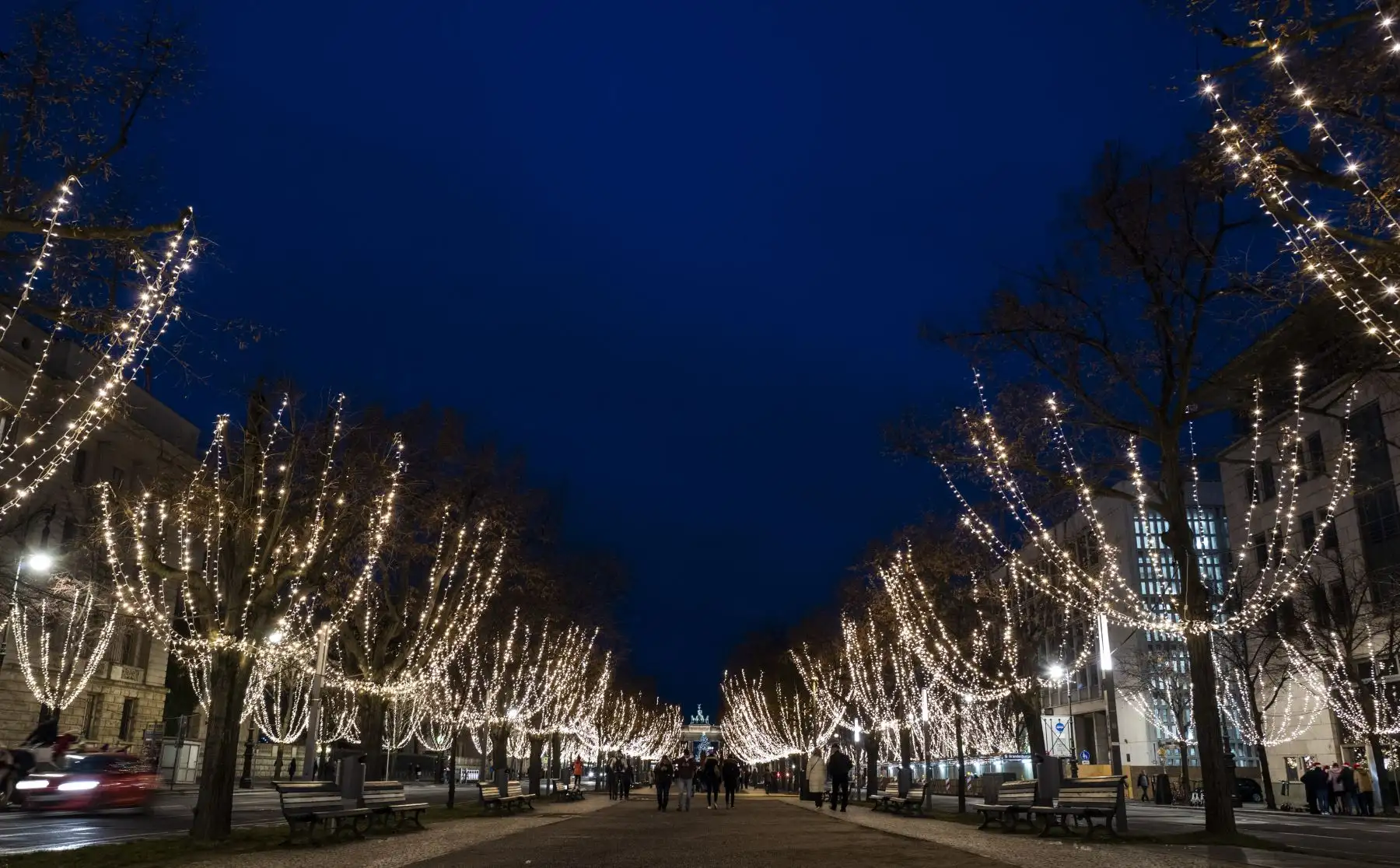 Revestimiento de árboles El bulevar Unter den Linden de Berlín se ilumina para la temporada festiva.
Foto: AFP