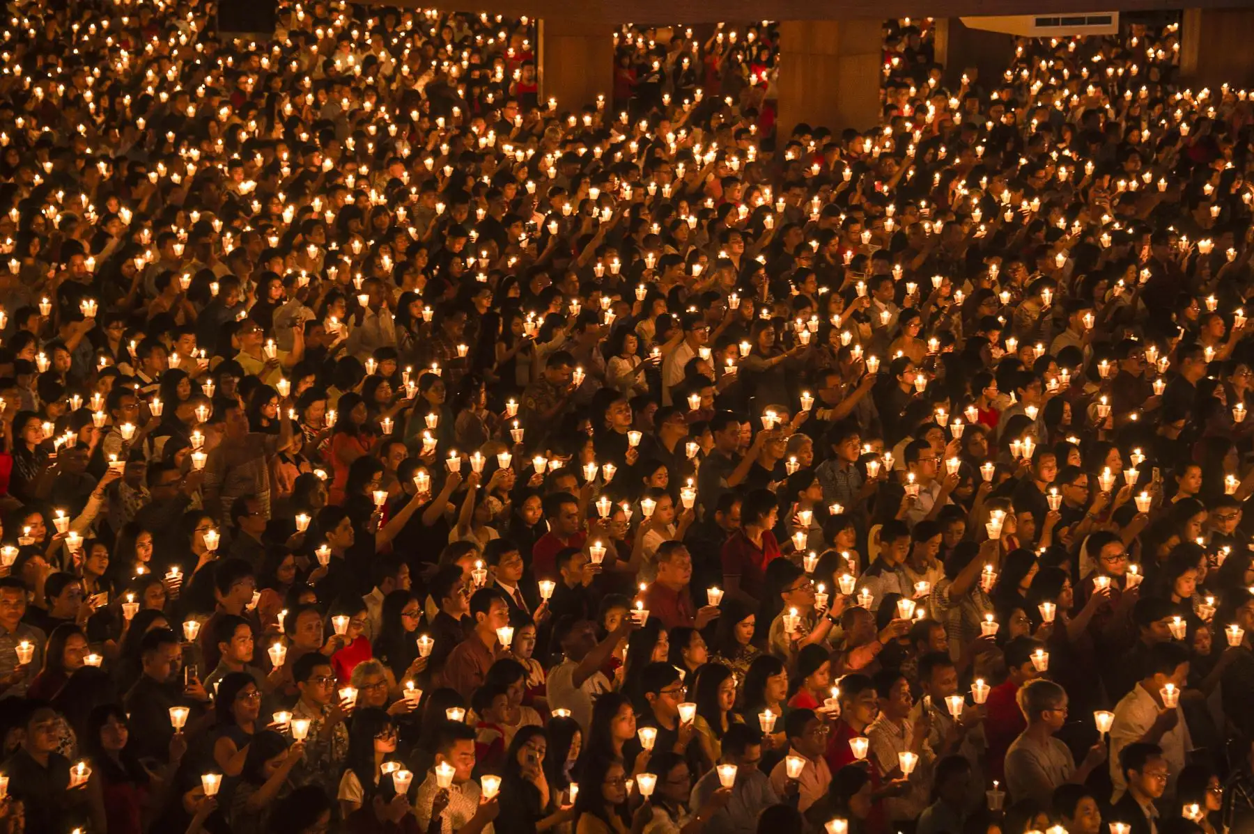 Los cristianos levantan velas durante una oración de Nochebuena en una iglesia en Surabaya, Java Oriental.
Foto: AFP