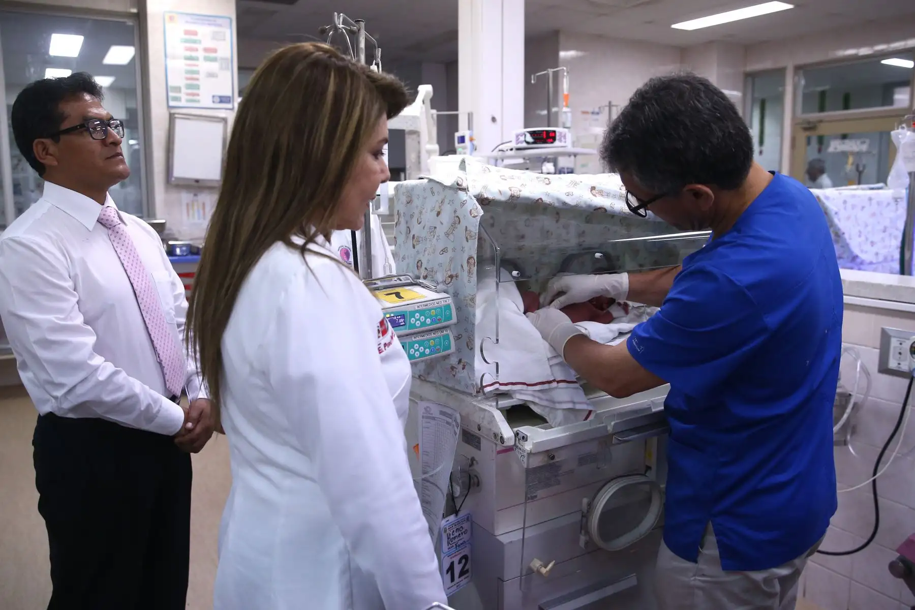 Ministra de Salud, Elizabeth Hinostroza visita a la primera bebé, Alessia Beissel que nació en navidad. Foto: ANDINA/Vidal Tarqui