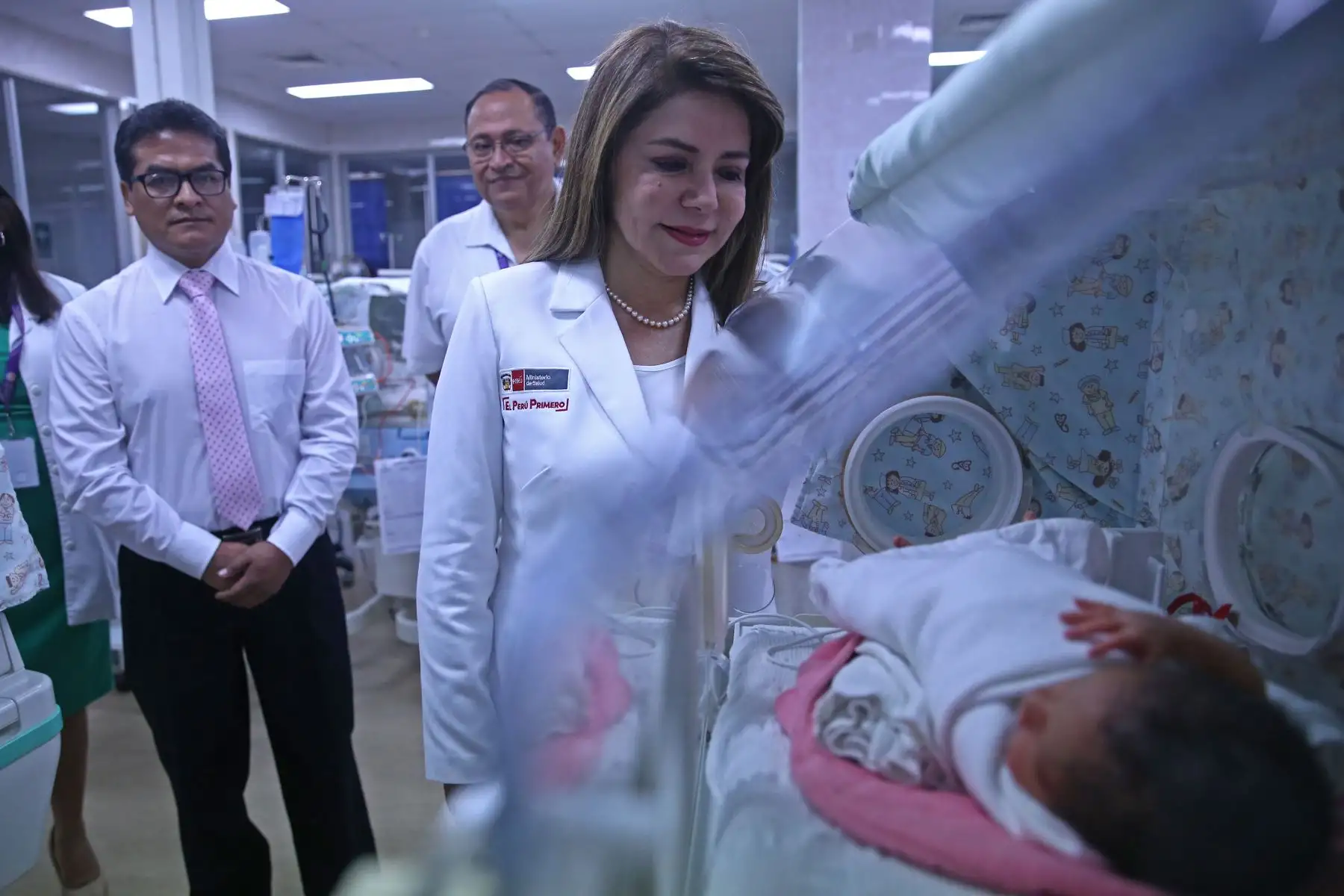 Ministra de Salud, Elizabeth Hinostroza visita a la primera bebé, Alessia Beissel que nació en navidad. Foto: ANDINA/Vidal Tarqui