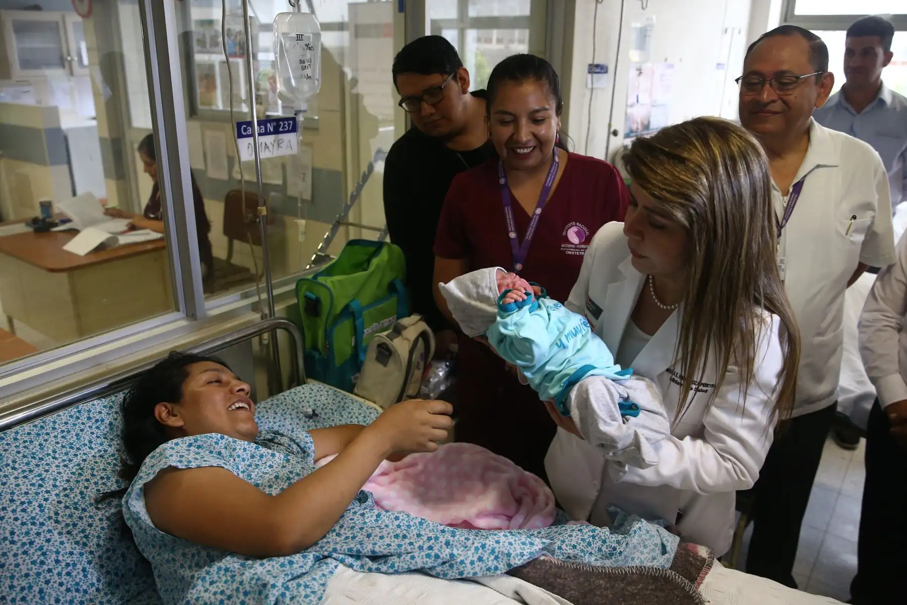 Ministra de Salud, Elizabeth Hinostroza carga a la primer bebé nacida en esta navidad, Alessia Beissel . Foto: ANDINA/Vidal Tarqui