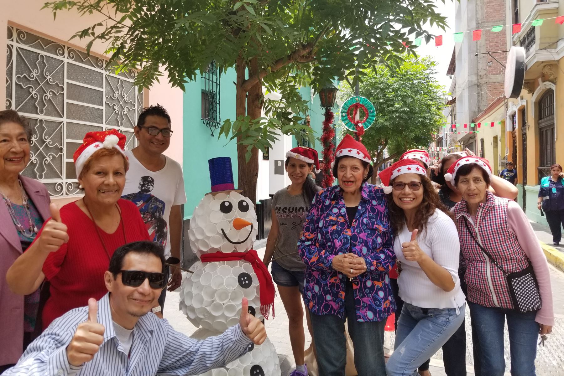 Los vecinos del pasaje Francisco García Calderón del Cercado de Lima ganaron el primer concurso “Decora tu barrio en Navidad", organizado por la Municipalidad de Lima.