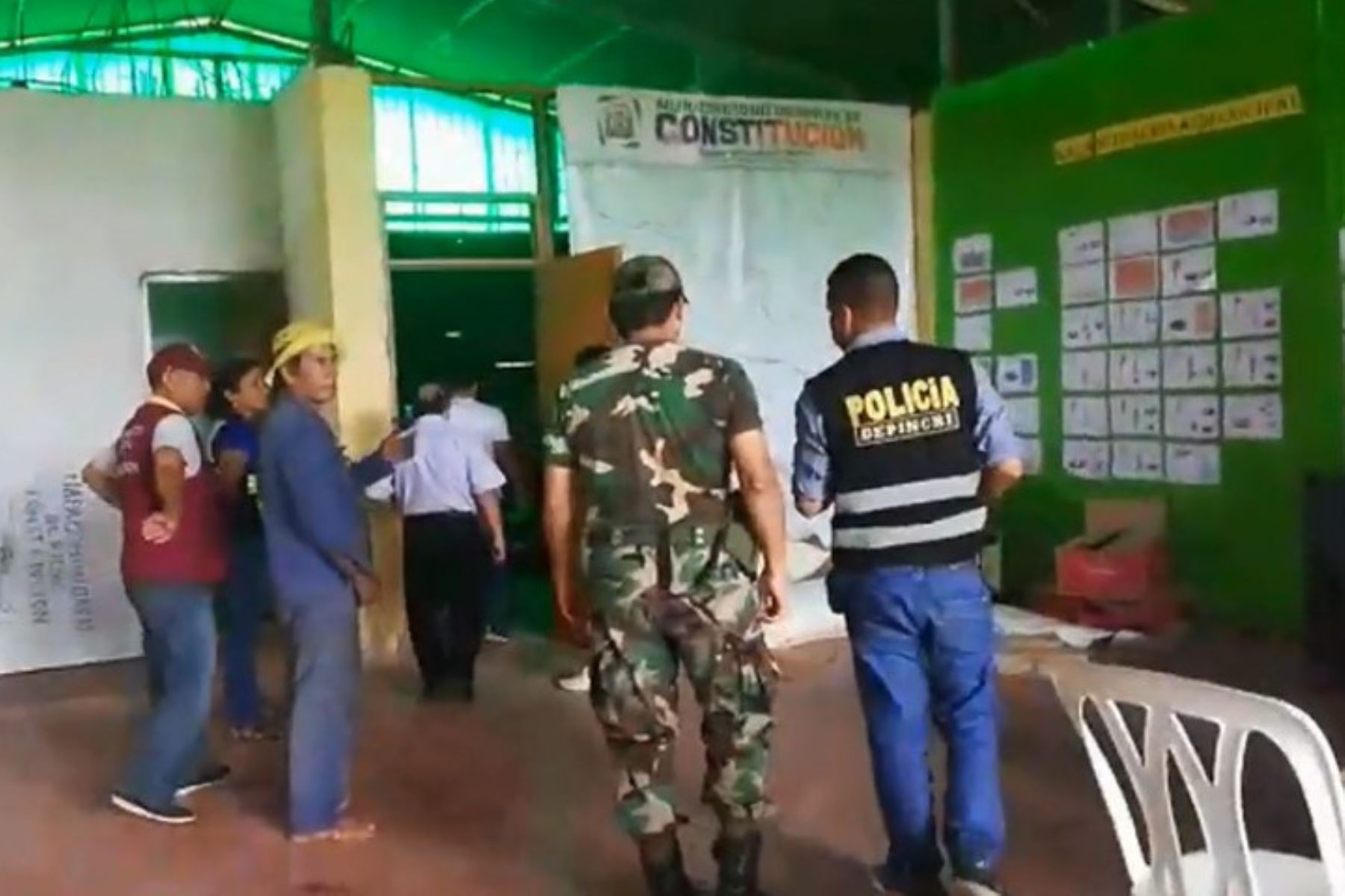 Autoridades decomisan más de 1,000 panetones en mal estado que eran distribuidos por el Gobierno Regional de Pasco en la provincia de Oxapampa. ANDINA/Difusión
