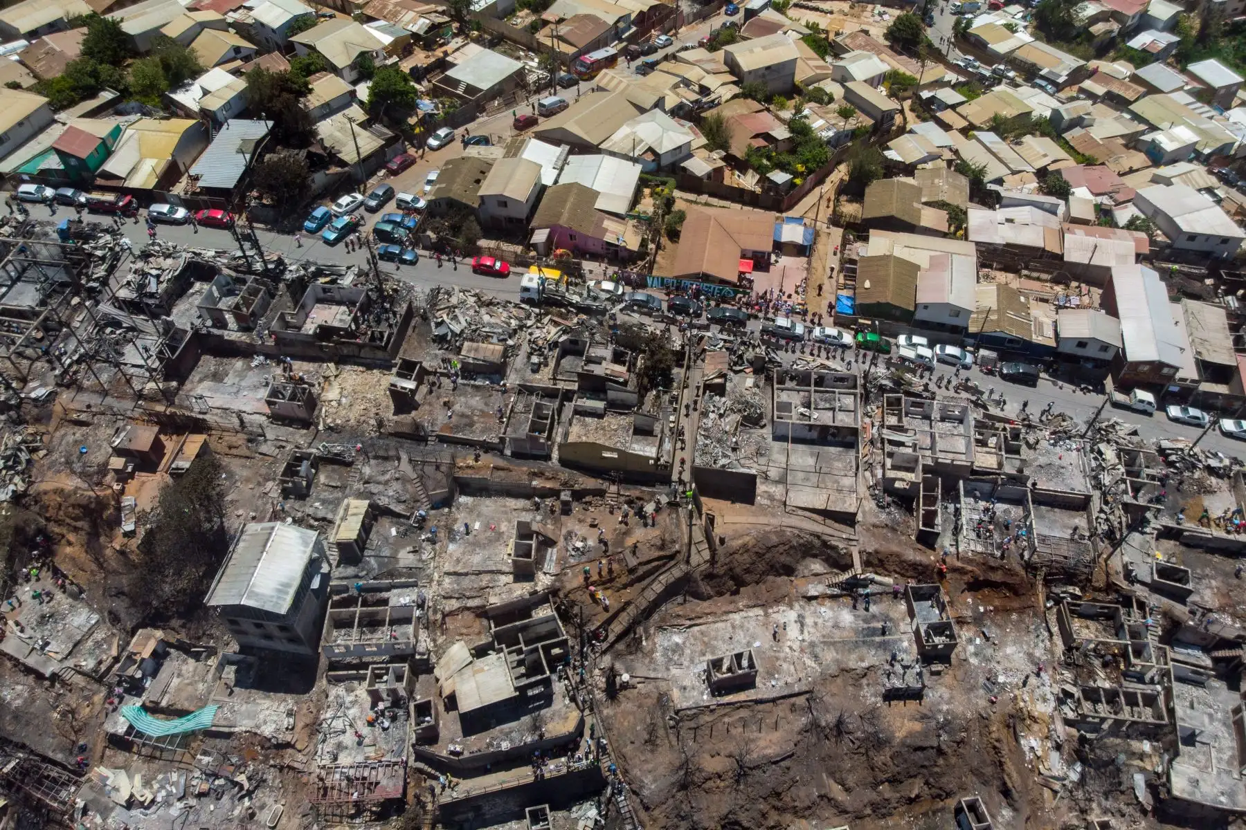 Vista aérea de casas quemadas después de un incendio forestal en el cerro Rocuant en Valparaíso, Chile.
Foto: AFP