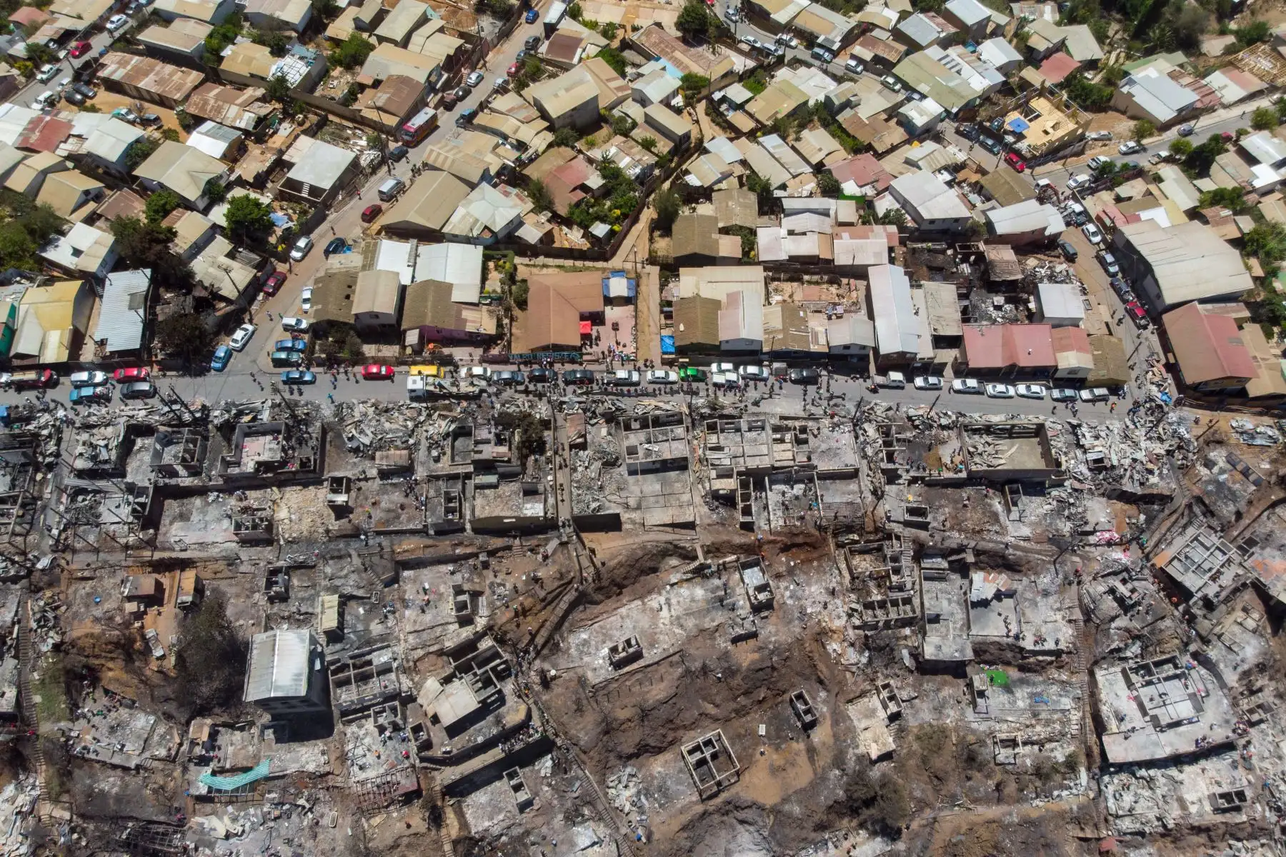 Vista aérea de casas quemadas después de un incendio forestal en el cerro Rocuant en Valparaíso, Chile.
Foto: AFP