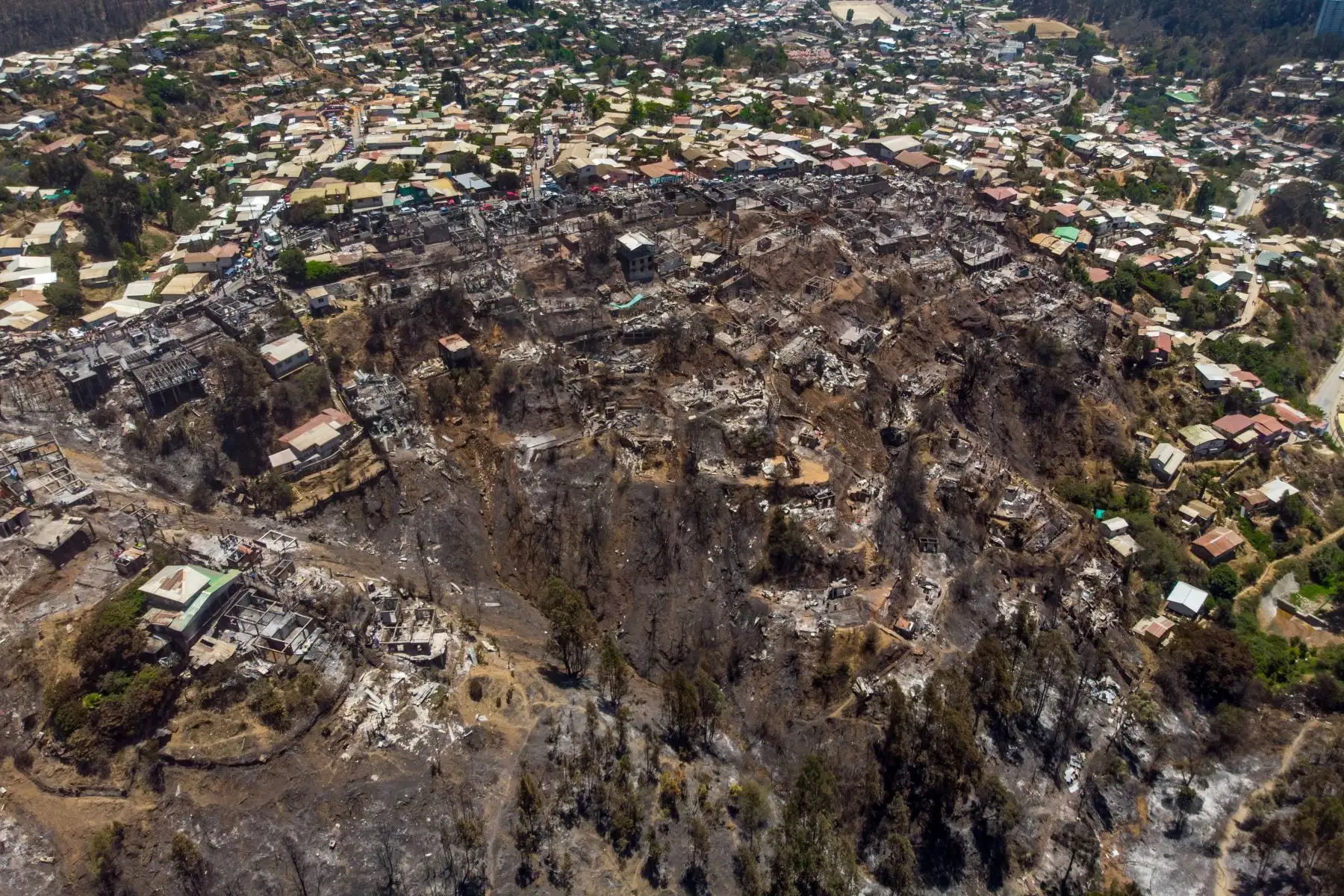 Vista aérea del área quemada después de un incendio forestal en el cerro Rocuant en Valparaíso, Chile.
Foto: AFP
