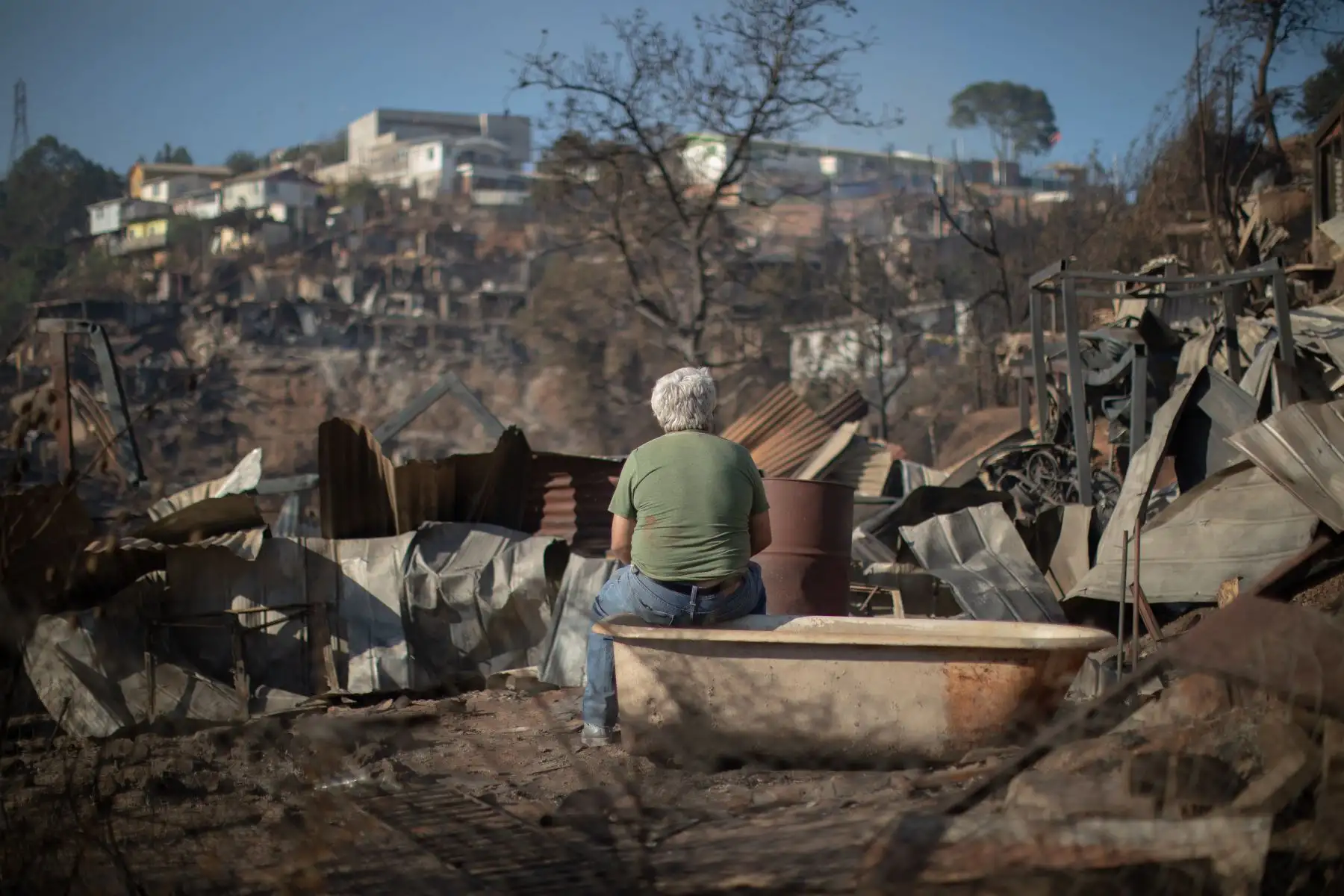 Un hombre observa la destrucción causada por un incendio forestal en el cerro Rocuant en Valparaíso, Chile.
Foto: AFP