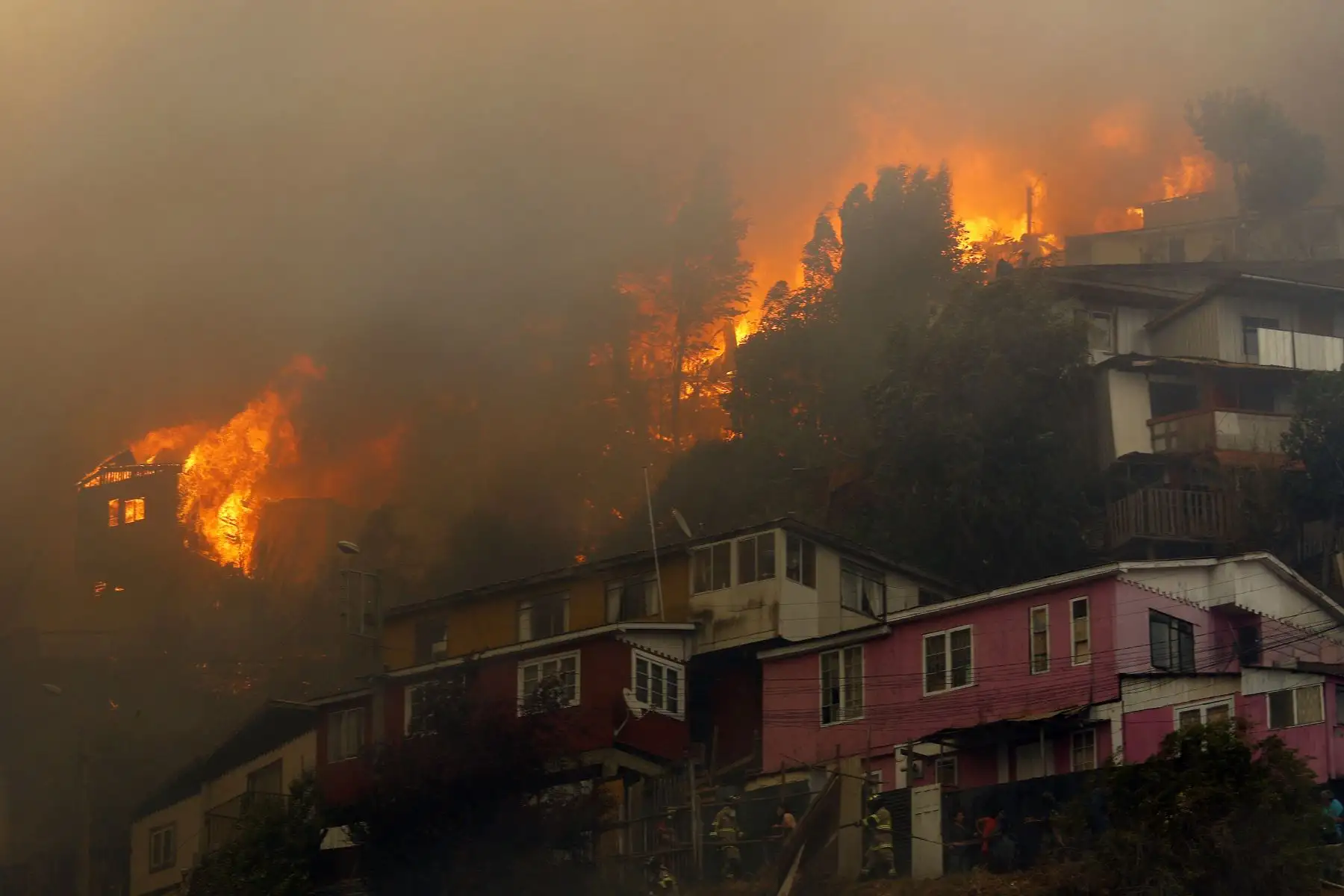 Las casas se queman durante un incendio forestal en la colina Rocuant en Valparaíso, Chile.
Foto: AFP