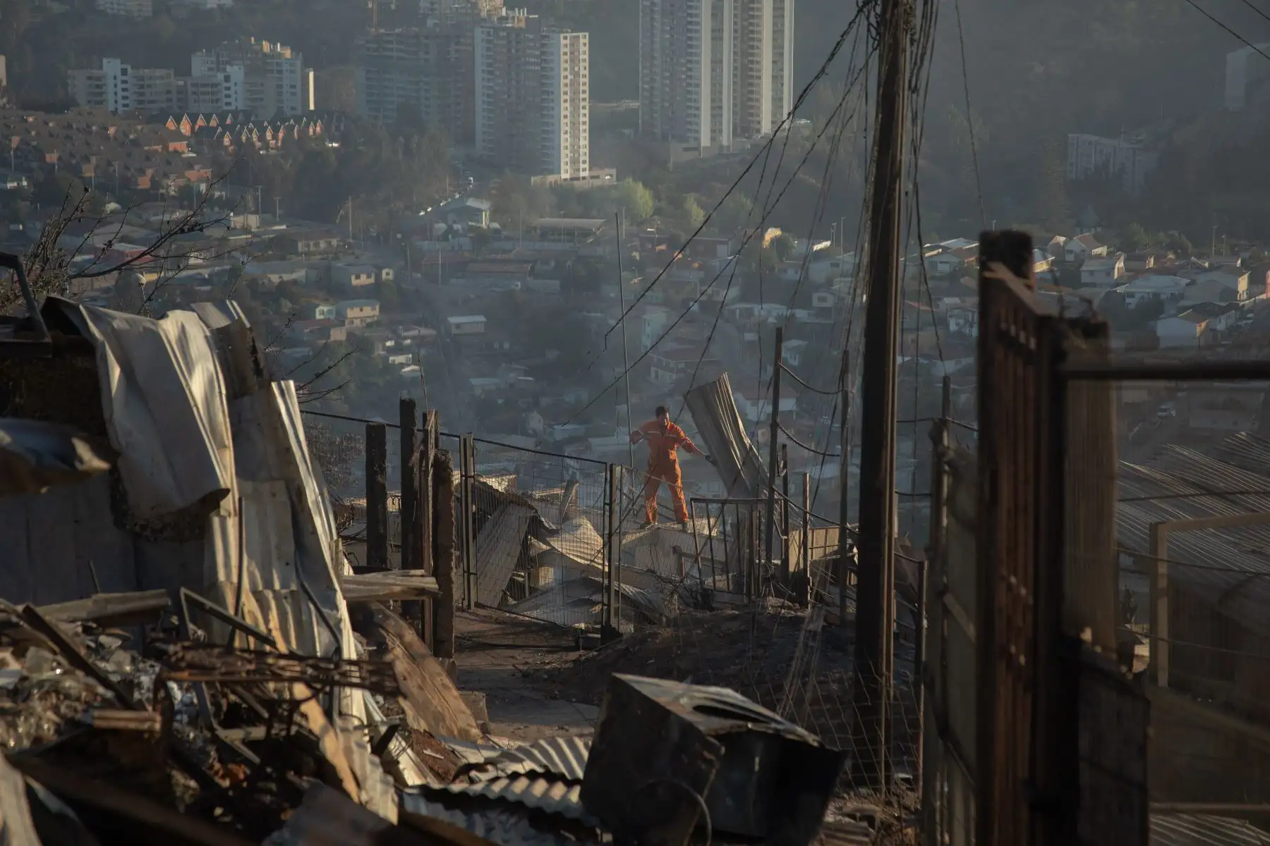 Un socorrista observa la destrucción causada por un incendio forestal en el cerro Rocuant en Valparaíso, Chile.
Foto: AFP