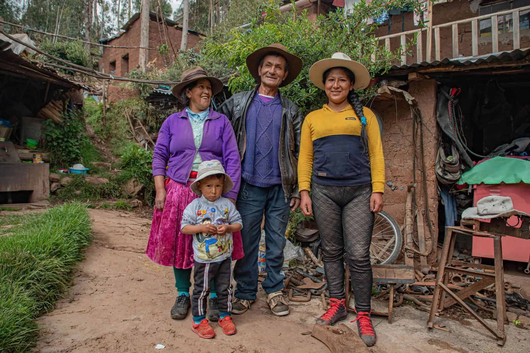 A sus 64 años,  Guillermo Rojas Enríquez , un modesto soldador del pueblo de Mara, en la región Apurímac, destaca por sus habilidades y empeño en los talleres de soldadura que le brinda Pronabec como alumno becado.
Foto:Difusión Pronabec