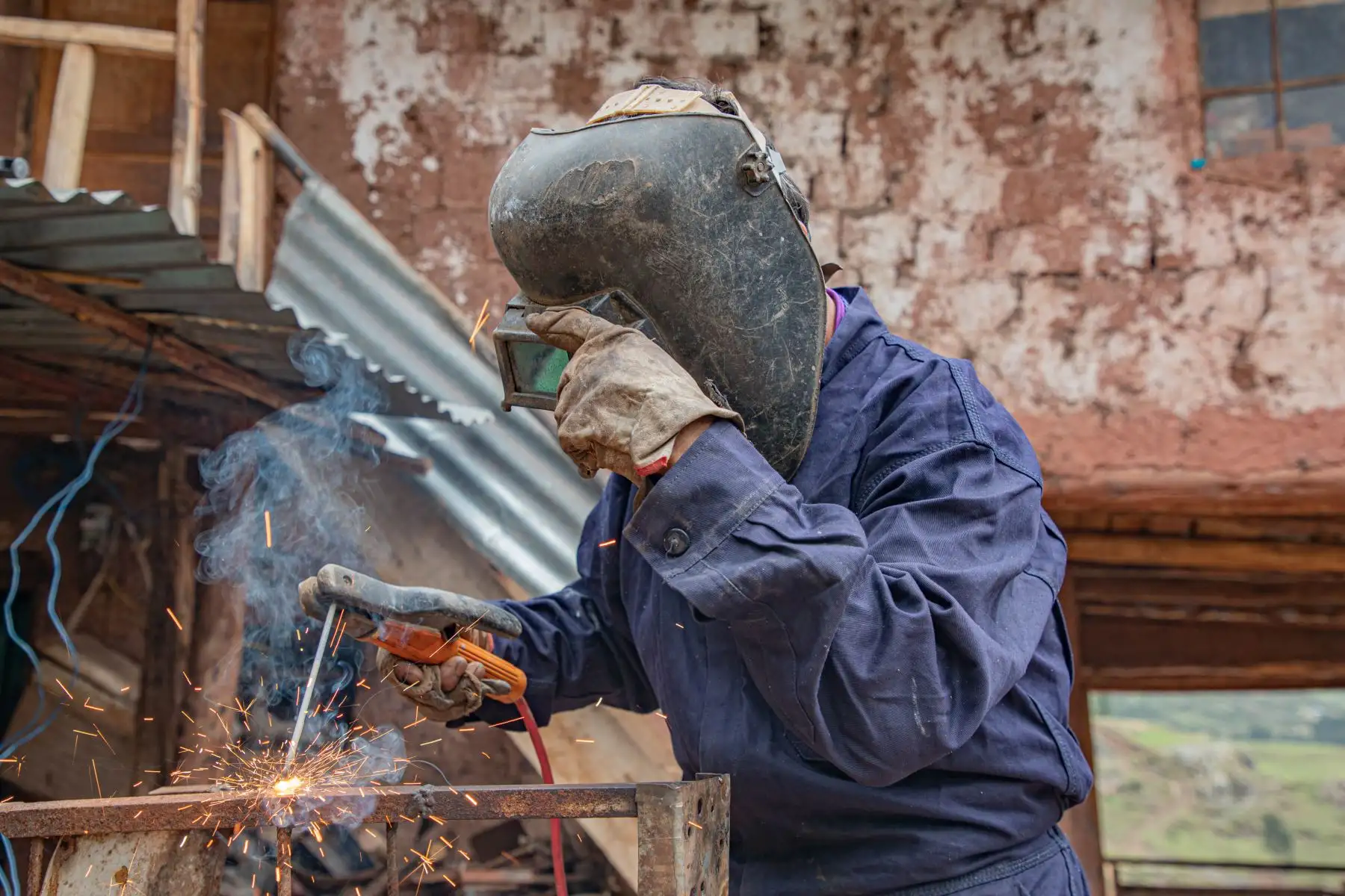 A sus 64 años,  Guillermo Rojas Enríquez , un modesto soldador del pueblo de Mara, en la región Apurímac, destaca por sus habilidades y empeño en los talleres de soldadura que le brinda Pronabec como alumno becado.
Foto:Difusión Pronabec