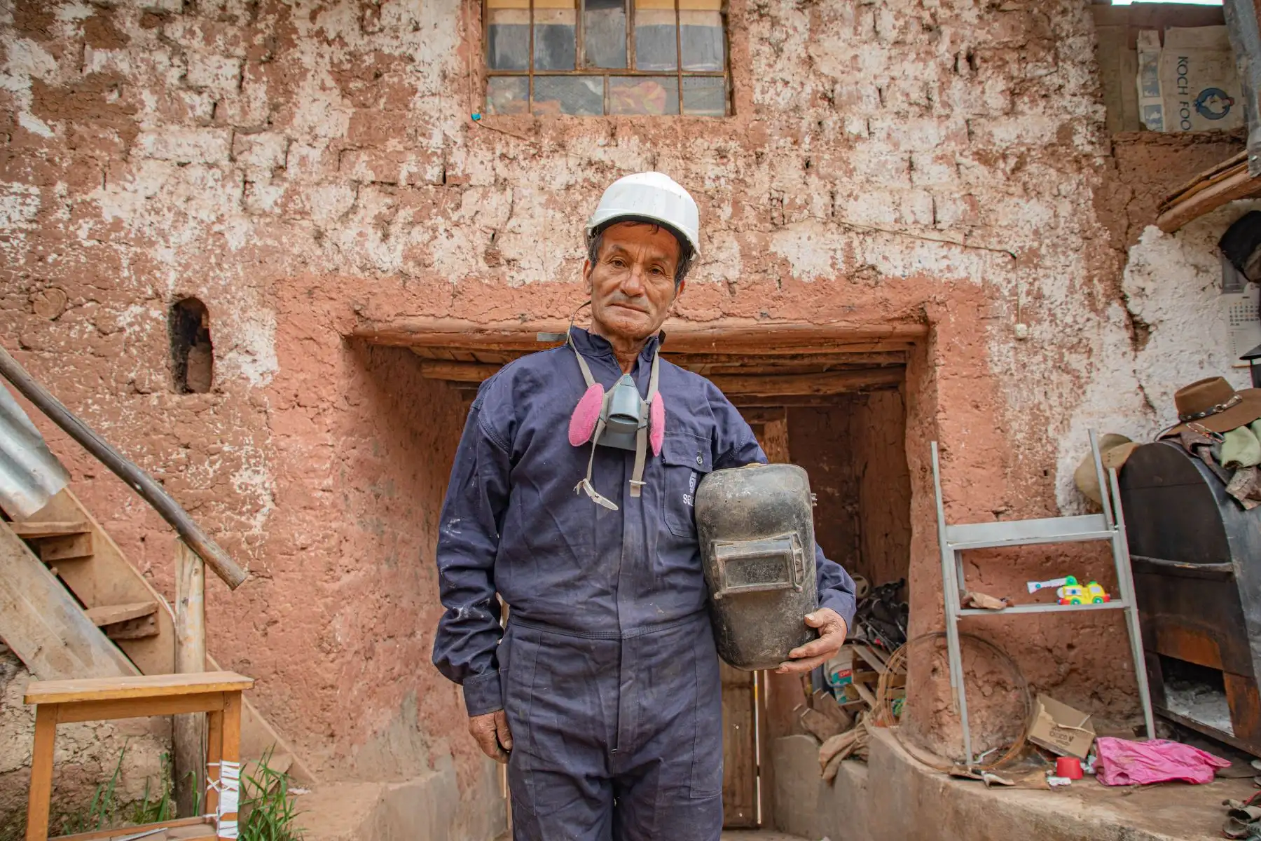 A sus 64 años,  Guillermo Rojas Enríquez , un modesto soldador del pueblo de Mara, en la región Apurímac, destaca por sus habilidades y empeño en los talleres de soldadura que le brinda Pronabec como alumno becado.
Foto:Difusión Pronabec