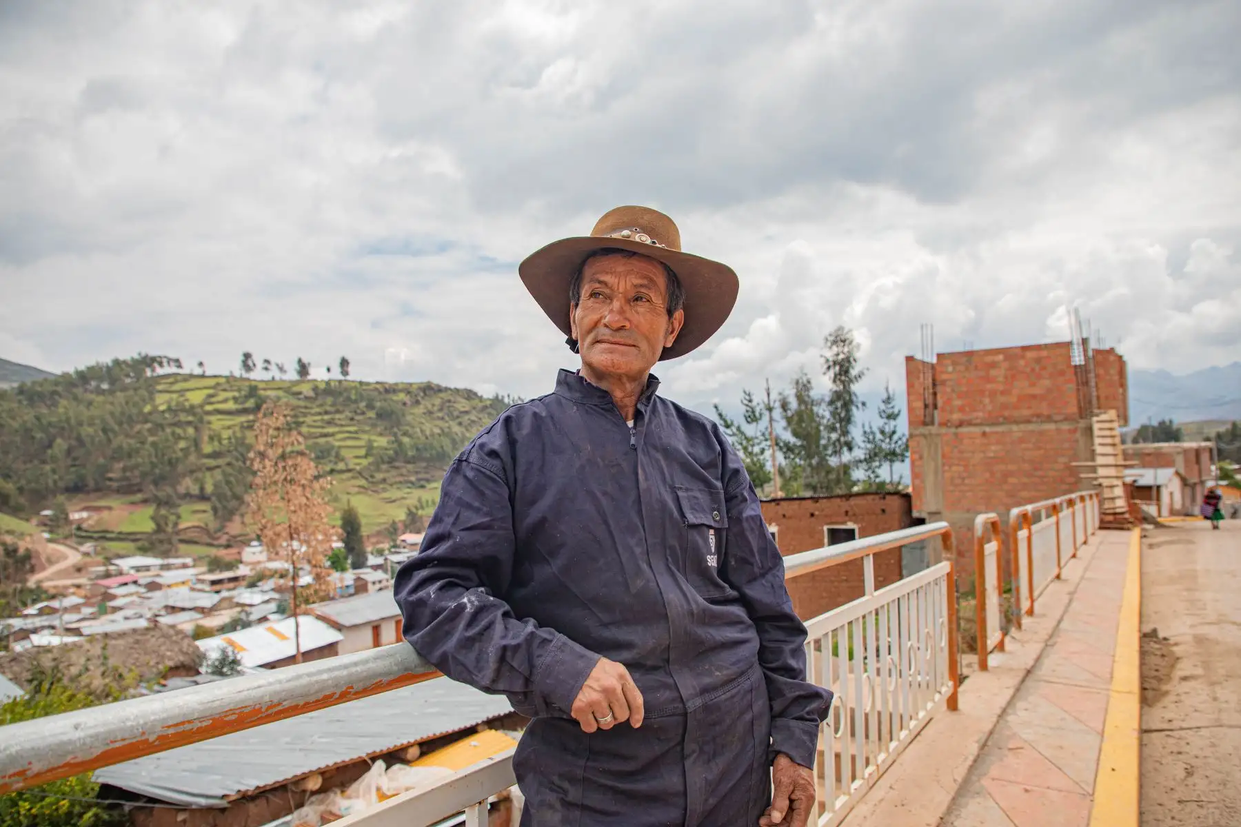 A sus 64 años,  Guillermo Rojas Enríquez , un modesto soldador del pueblo de Mara, en la región Apurímac, destaca por sus habilidades y empeño en los talleres de soldadura que le brinda Pronabec como alumno becado.
Foto:Difusión Pronabec