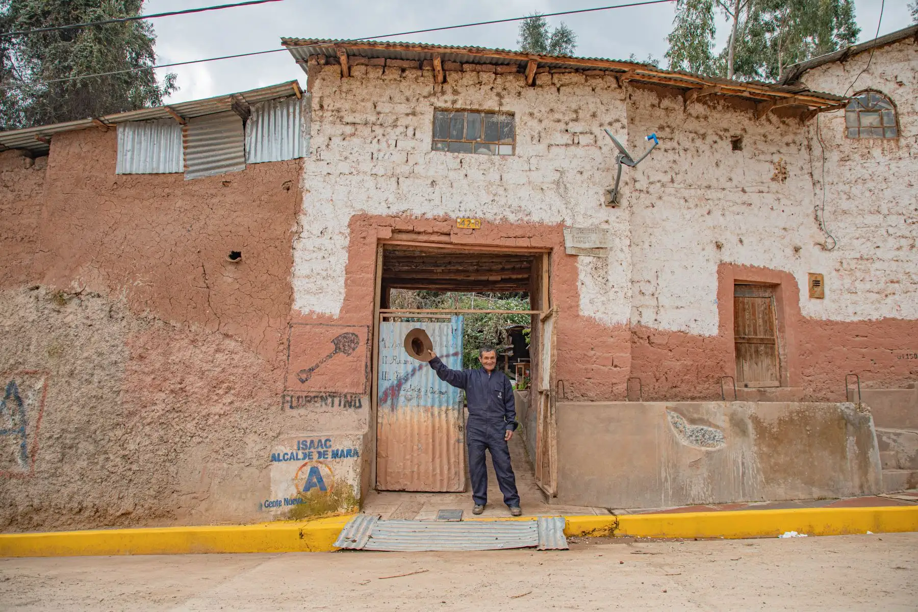A sus 64 años,  Guillermo Rojas Enríquez , un modesto soldador del pueblo de Mara, en la región Apurímac, destaca por sus habilidades y empeño en los talleres de soldadura que le brinda Pronabec como alumno becado.
Foto:Difusión Pronabec