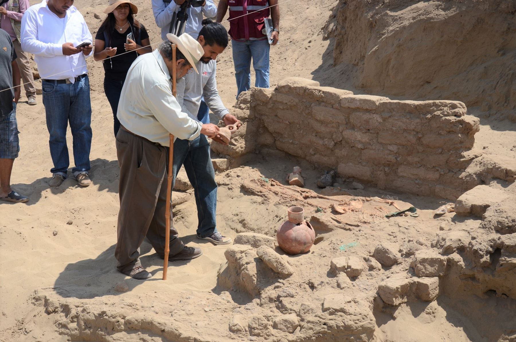 Walter Alva en un sitio arqueológico en Lambayeque. ANDINA/Difusión