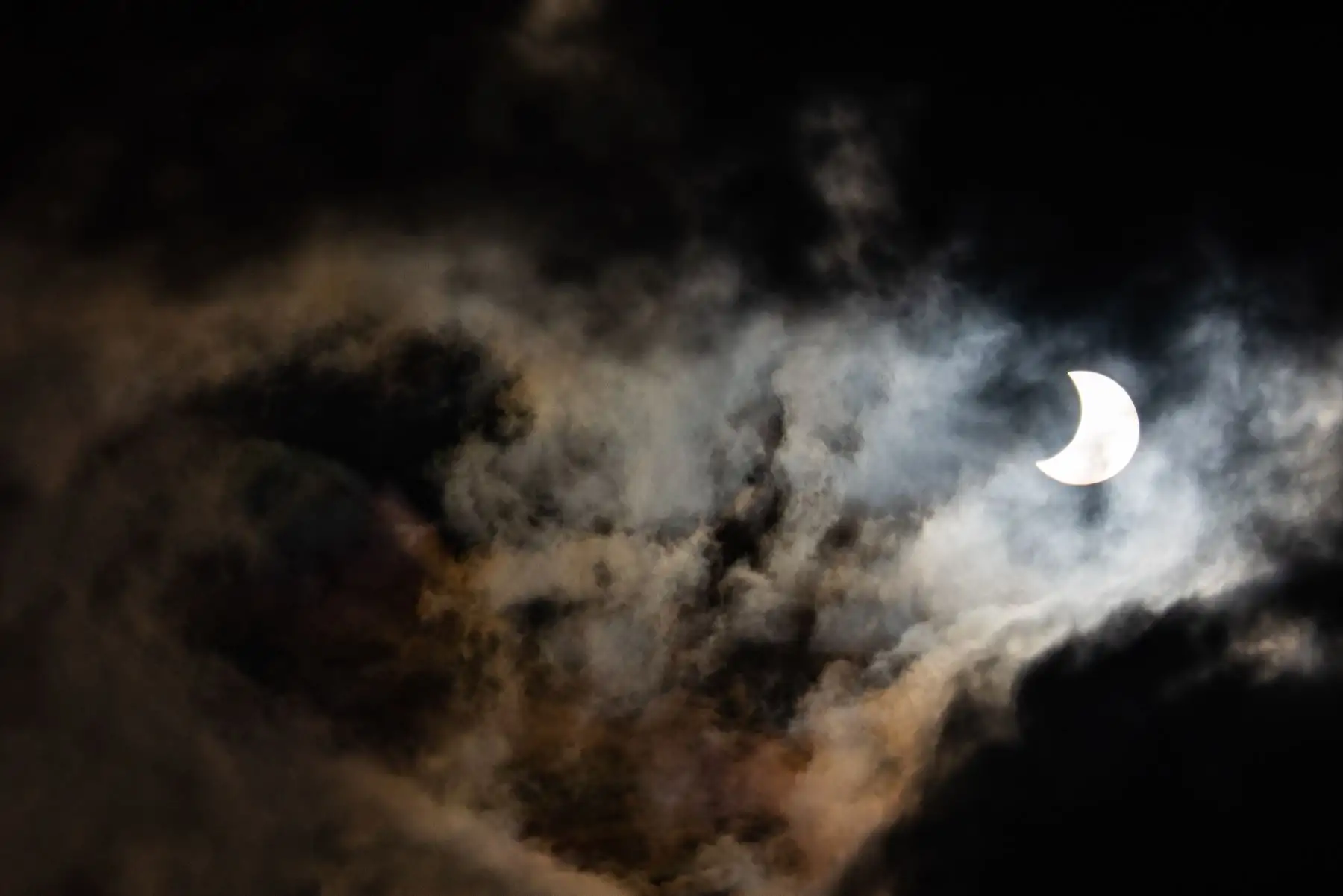 La luna se mueve frente al sol en un eclipse solar de "anillo de fuego" en Manila el 26 de diciembre de 2019. Foto: AFP