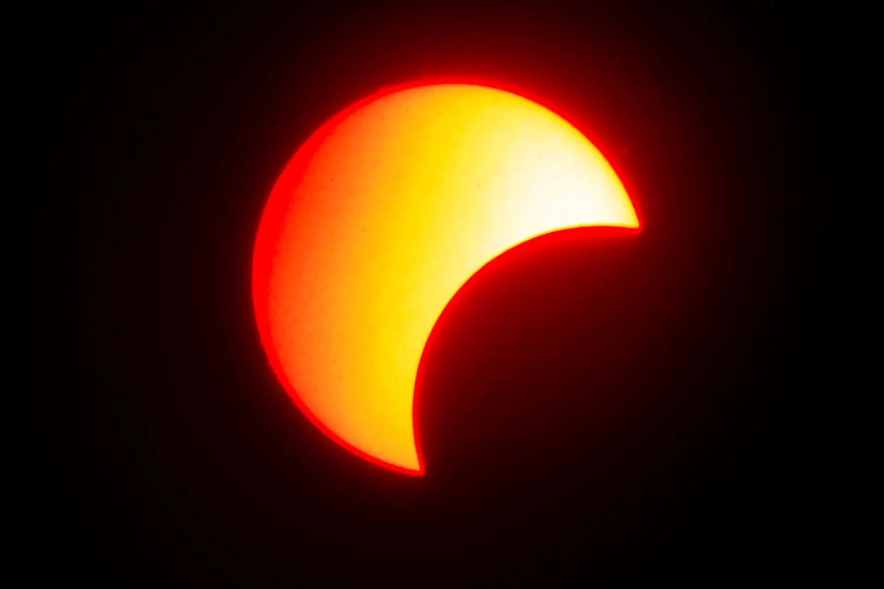 La superficie del sol se ve cuando la luna se mueve frente a ella en un eclipse solar de "anillo de fuego", como se ve desde Wan Twin en el centro de Myanmar. Foto: AFP