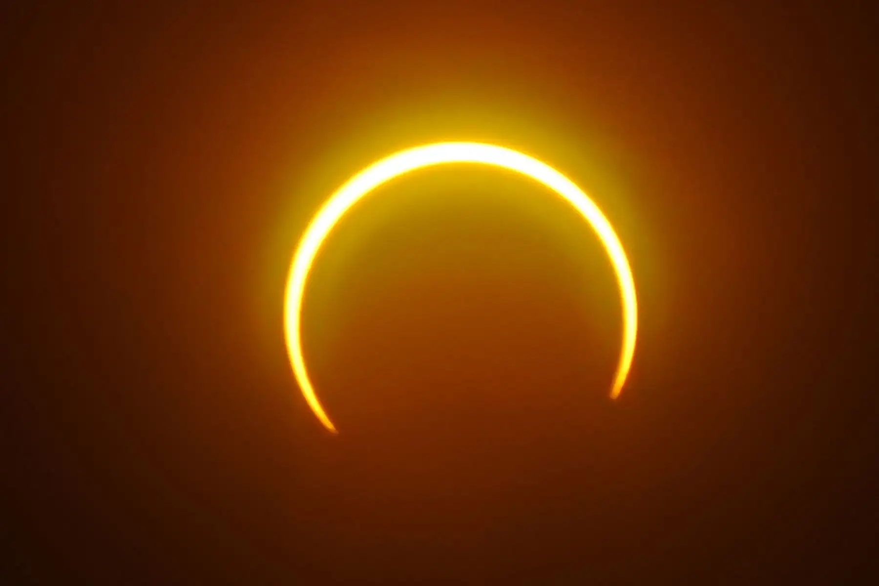 La luna se mueve frente al sol en un eclipse solar de "anillo de fuego" visto desde la isla Balut. Foto: AFP
