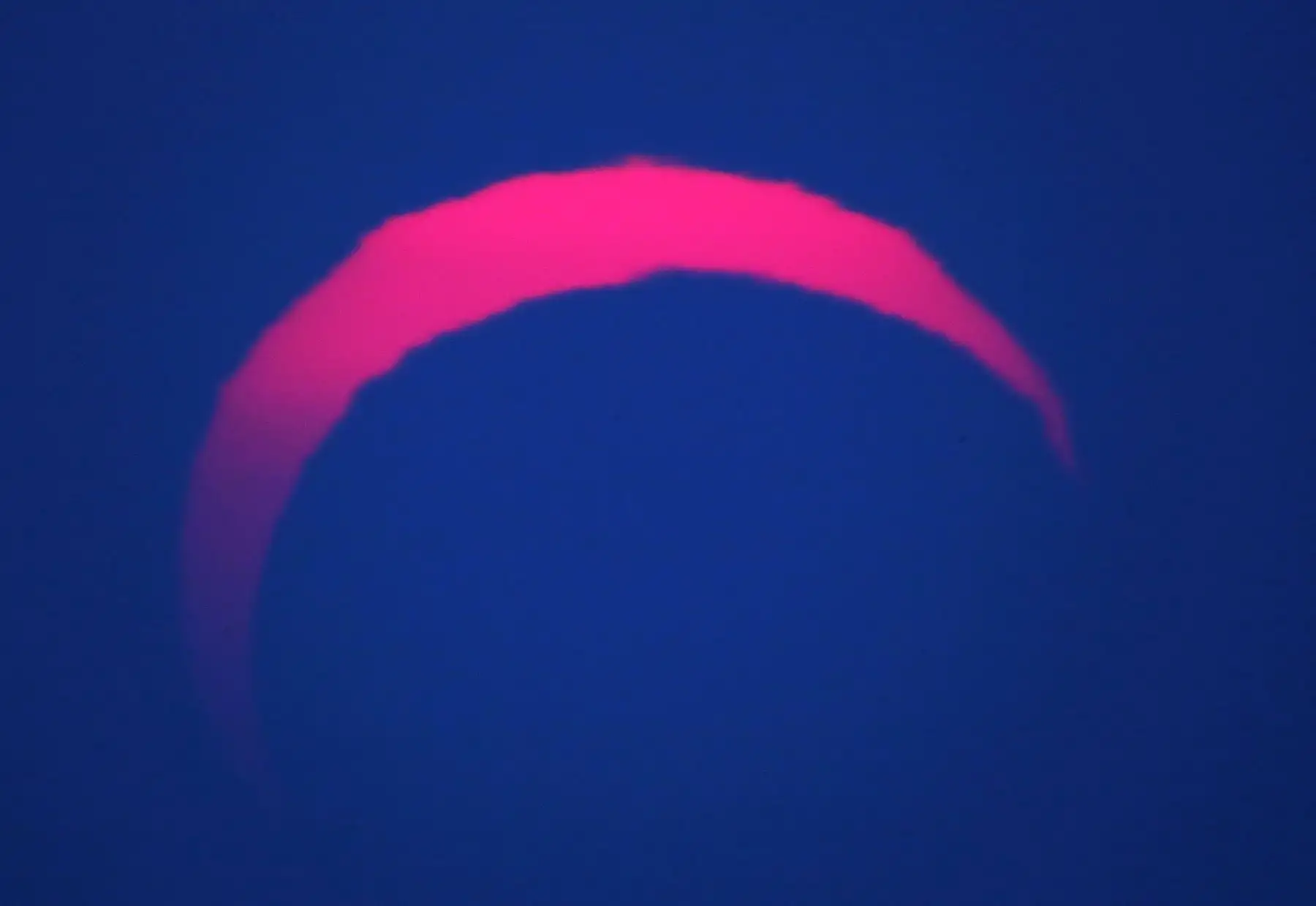 Vista del sol en la ciudad de Kuwait durante el eclipse parcial de sol. Foto: AFP